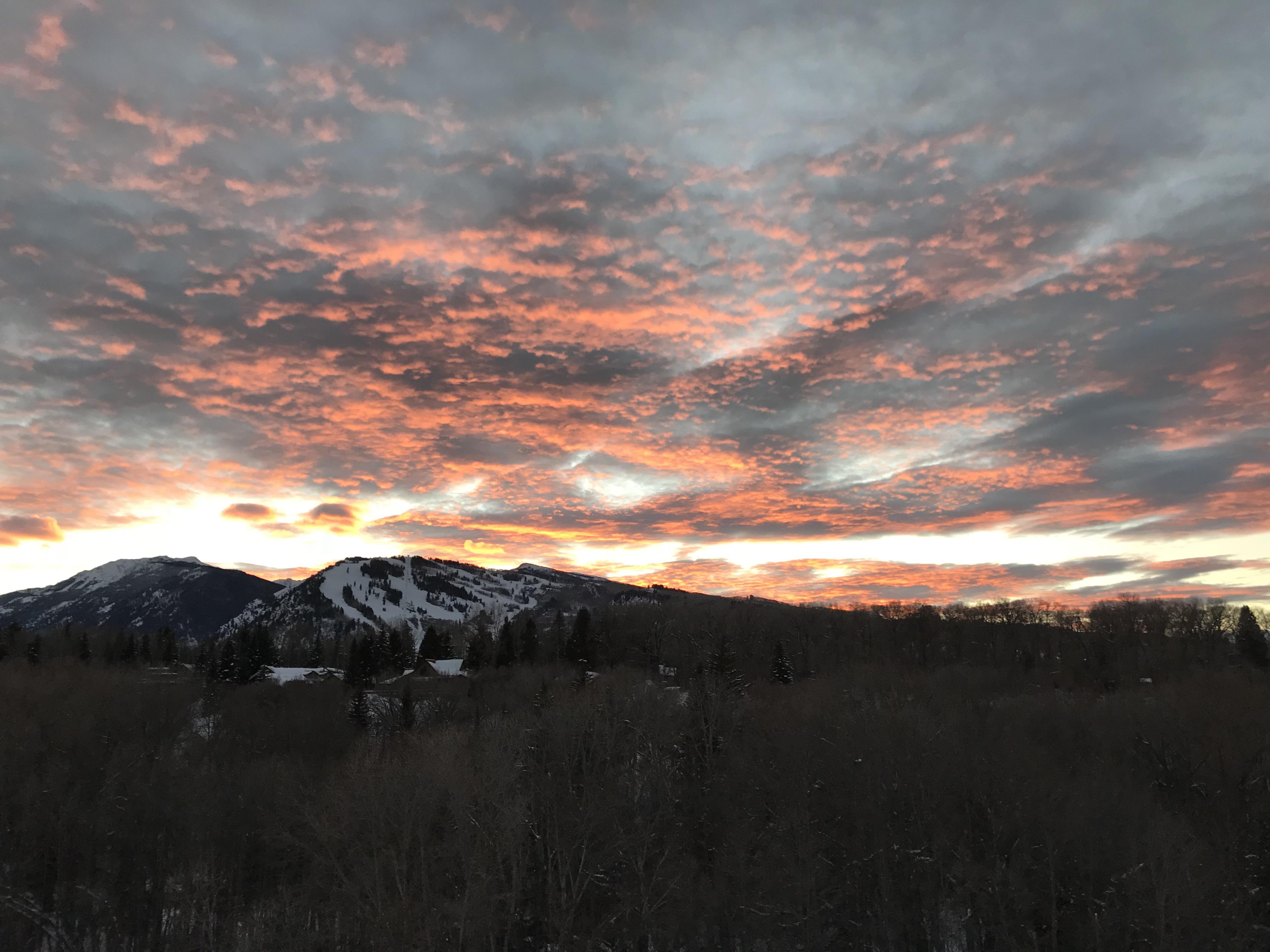Sun setting over buttermilk mountain in Aspen, CO r/SkyPorn