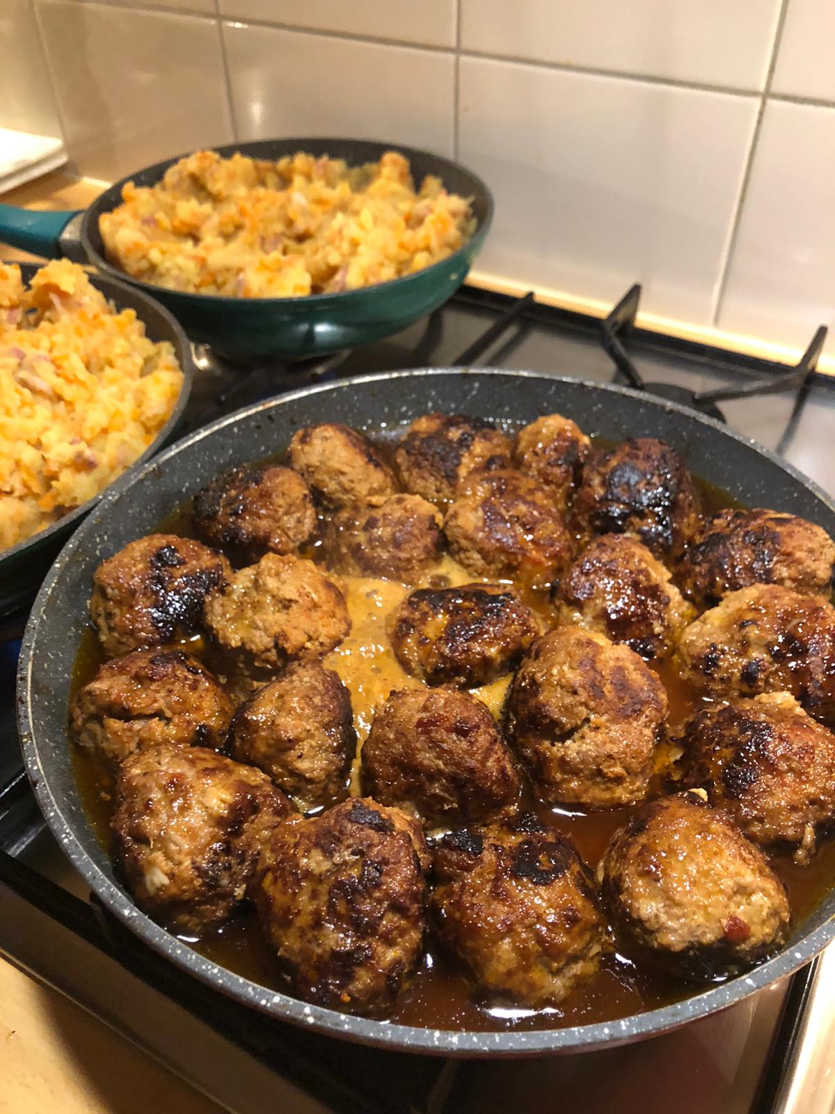 [Homemade] Juicy, slow cooked meatballs in gravy with Dutch Hutspot r