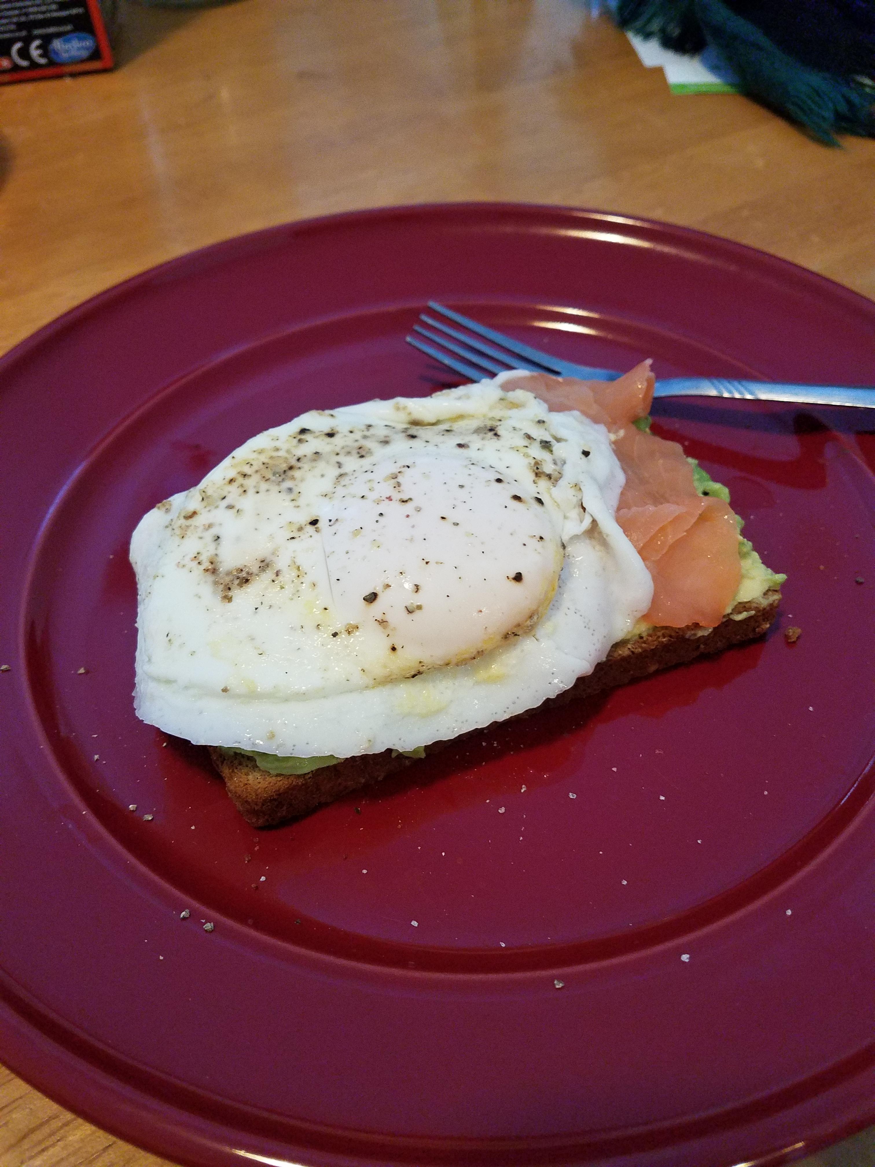 Avocado Toast with Smoked Salmon and Egg 402 calories r/1500isplenty