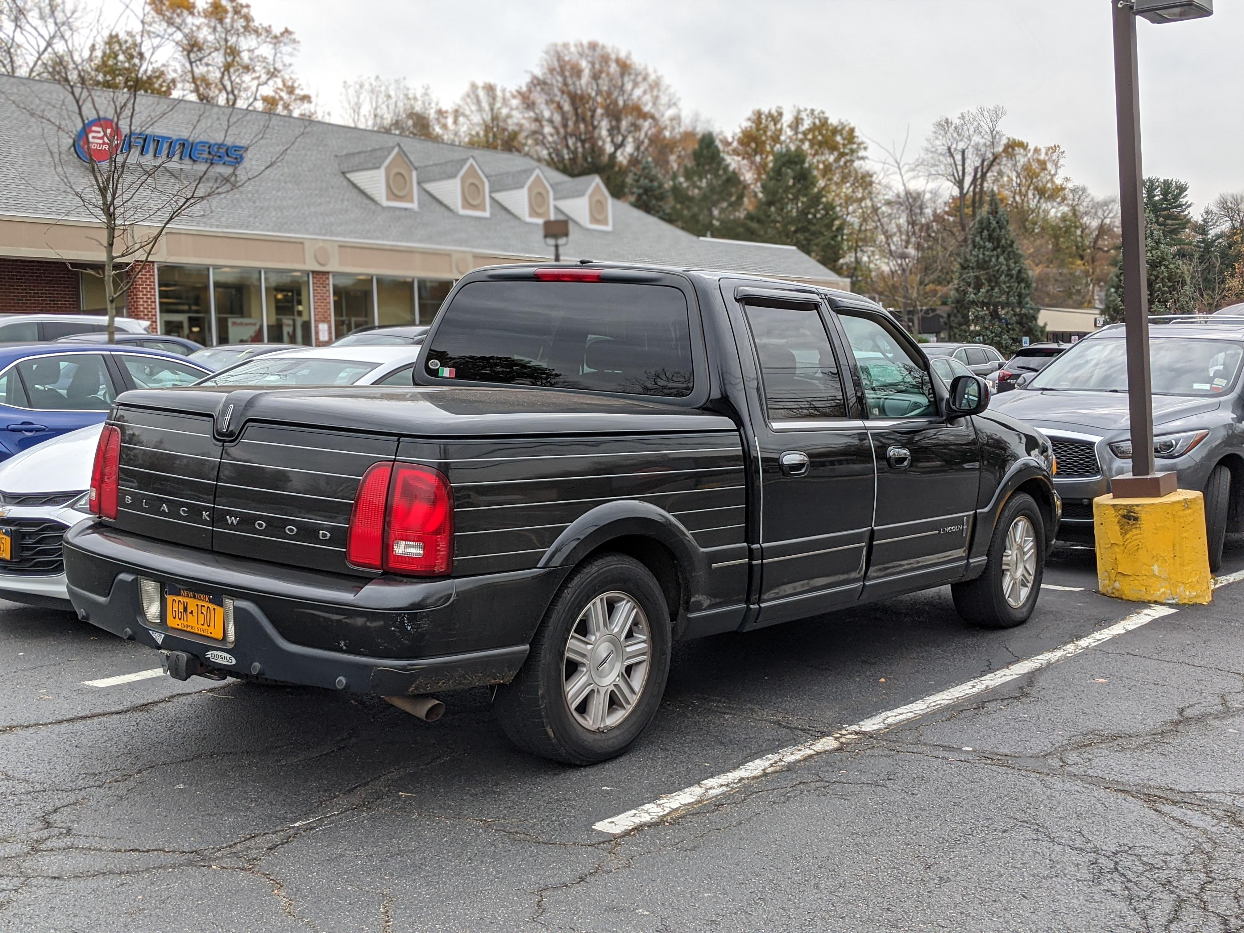 First time I've seen this Lincoln Blackwood r/Trucks