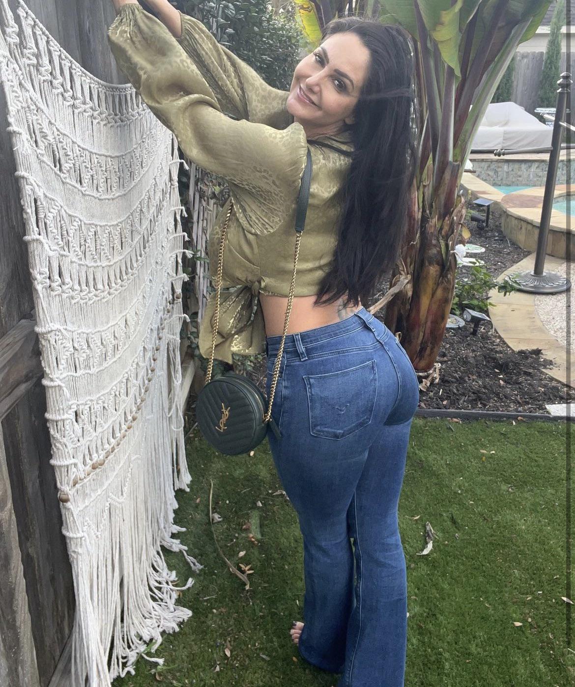 10000 best Sexy Milfs images on Pholder | U Noface Housewife, Ava Addams and Ara Ara