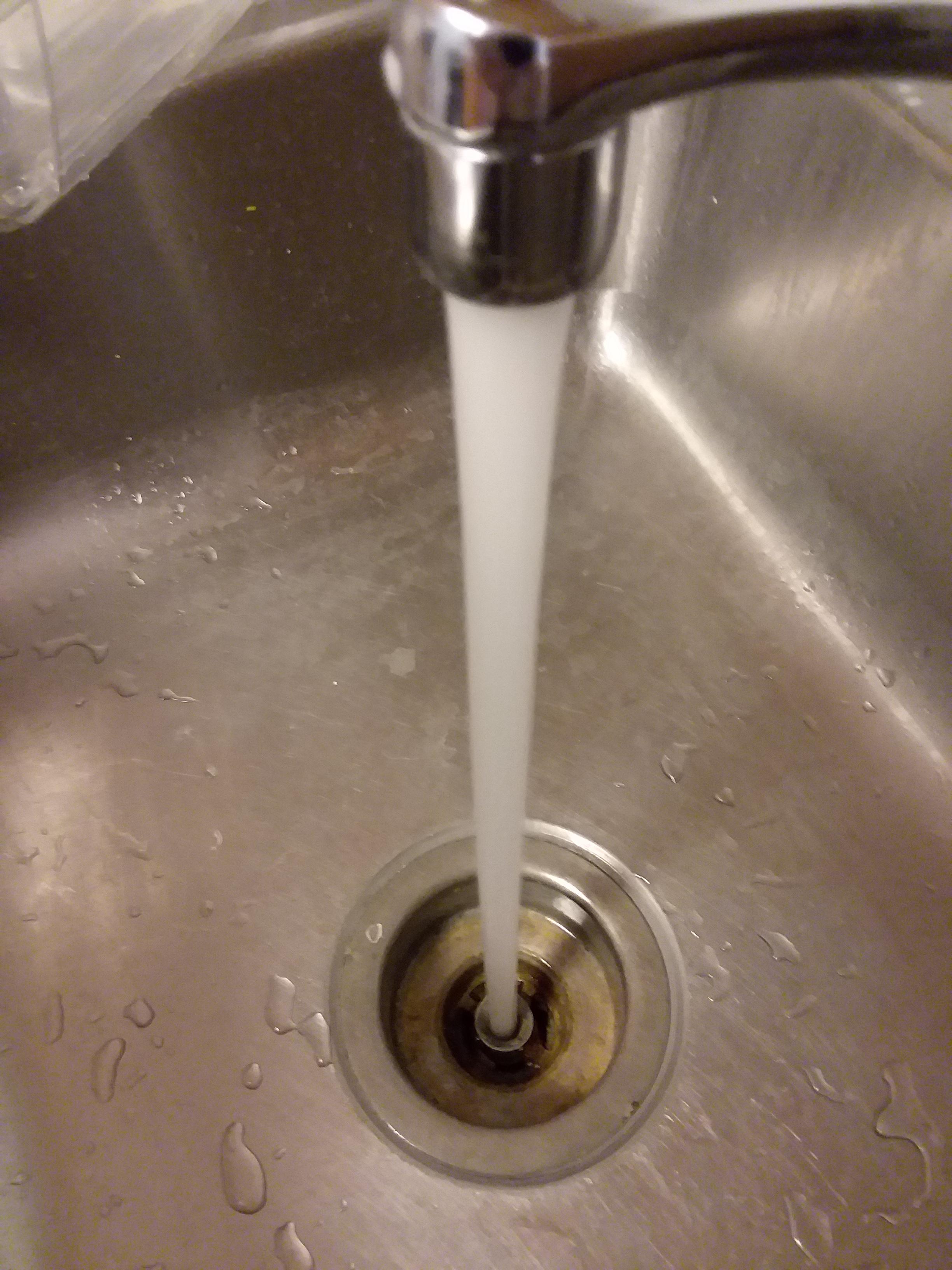 The way this water perfectly fits down the drain. r/oddlysatisfying