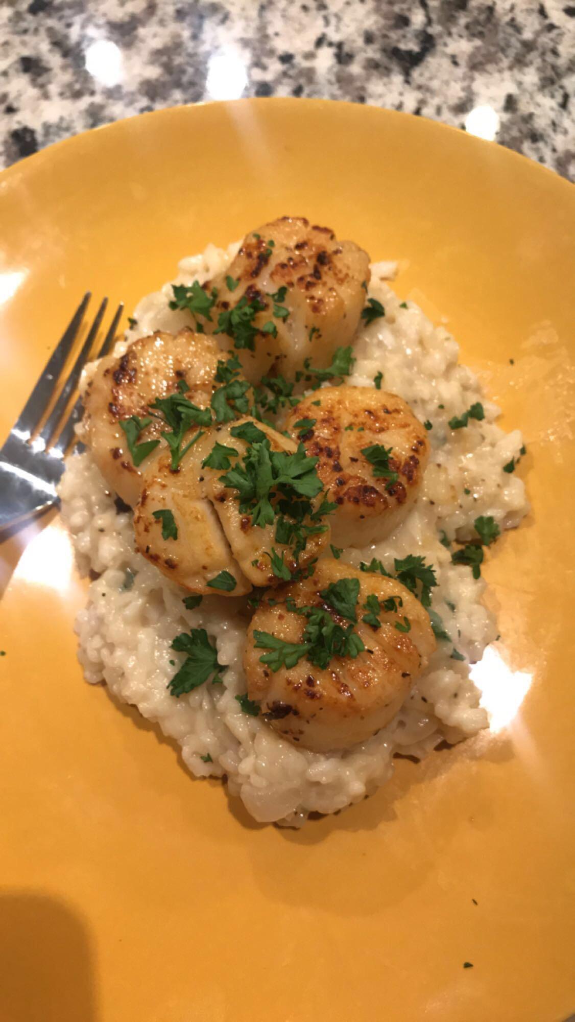 Seared Jumbo Scallops w Creamy Parmesan Risotto [OC] [1126x2000] r