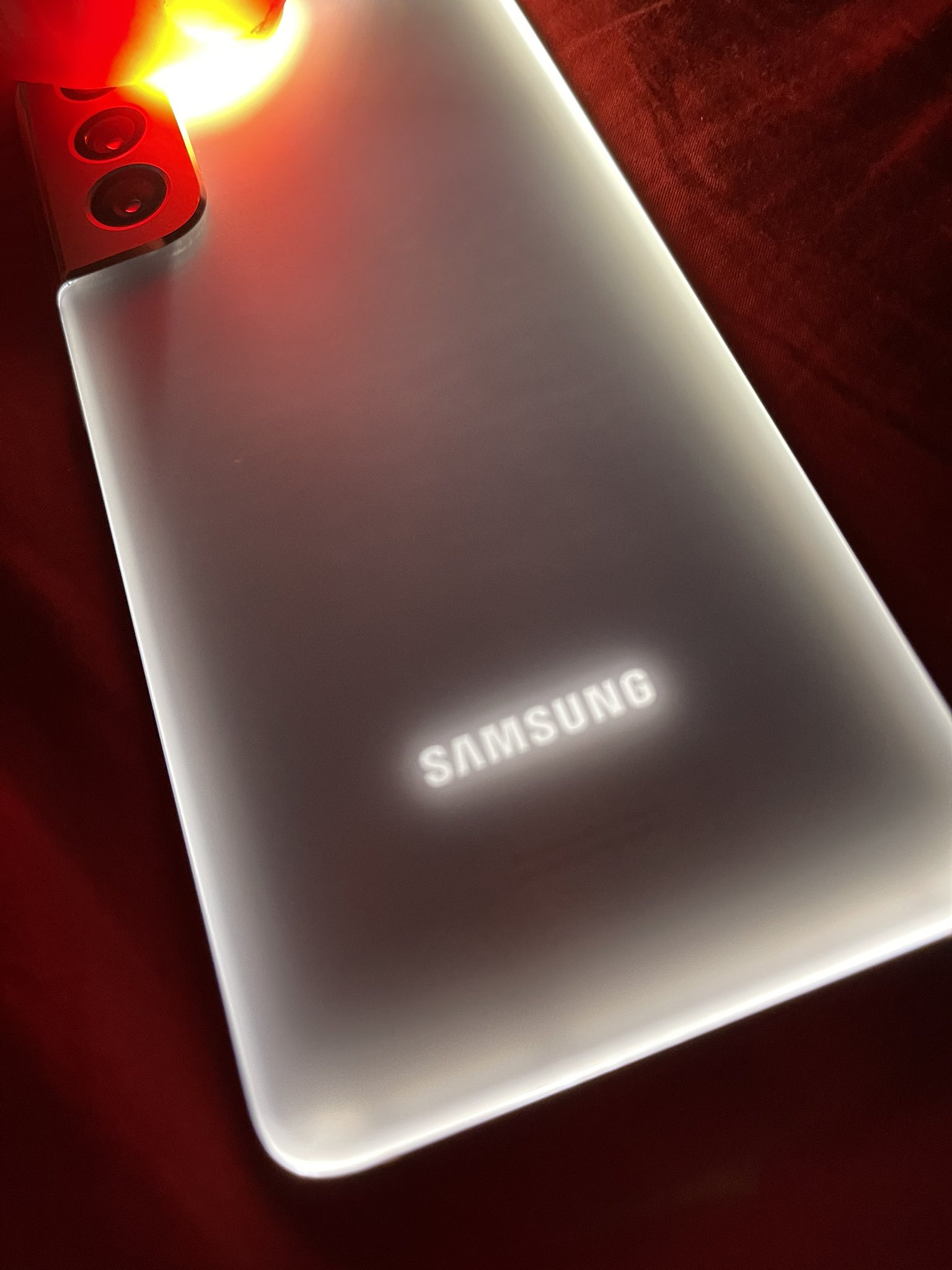 Covering the S21's flashlight lights up the samsung logo r/samsung