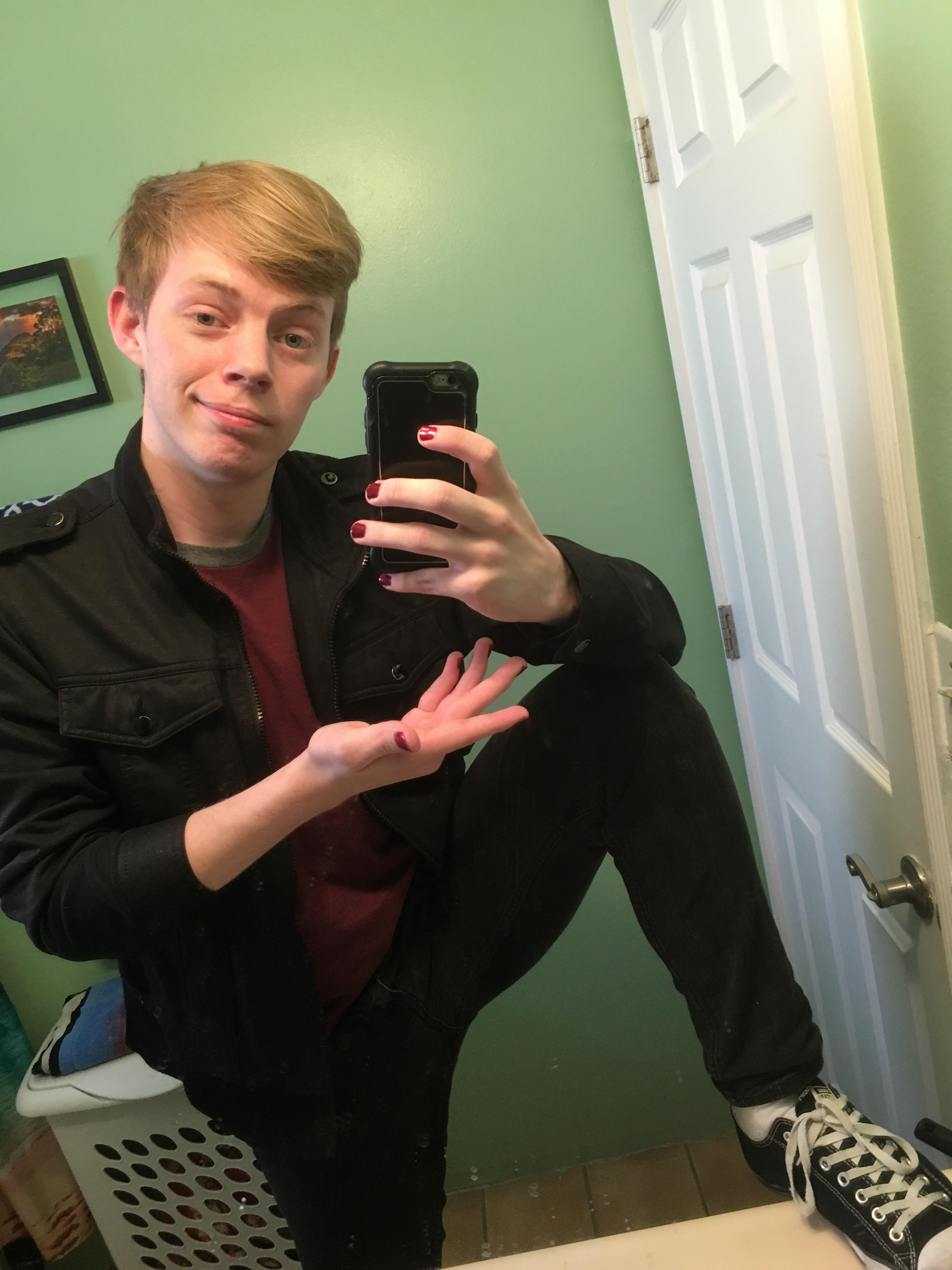 Fellas is it gay to paint your nails r/GaymersGoneMild