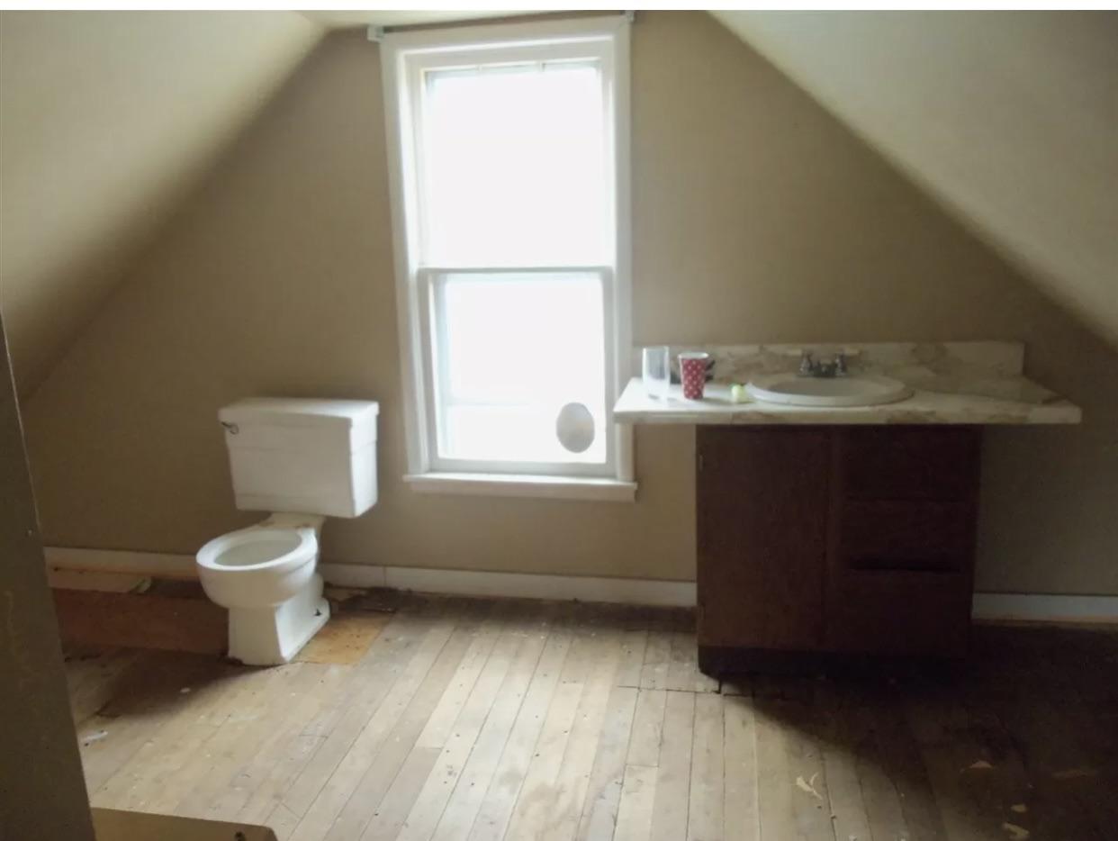 This bathroom in the attic… r/zillowgonewild