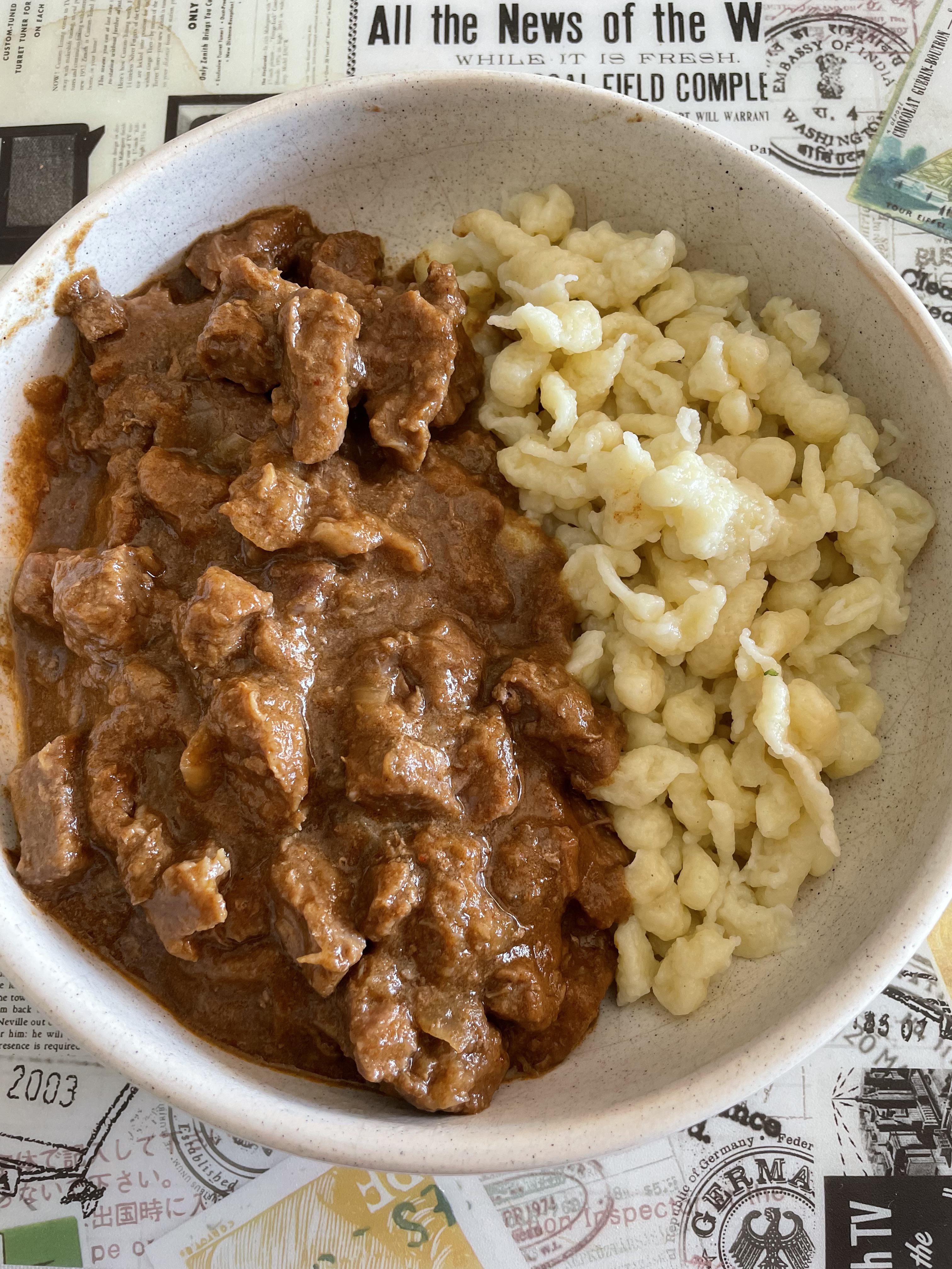 [homemade] Goulash mit spaetzle r/food