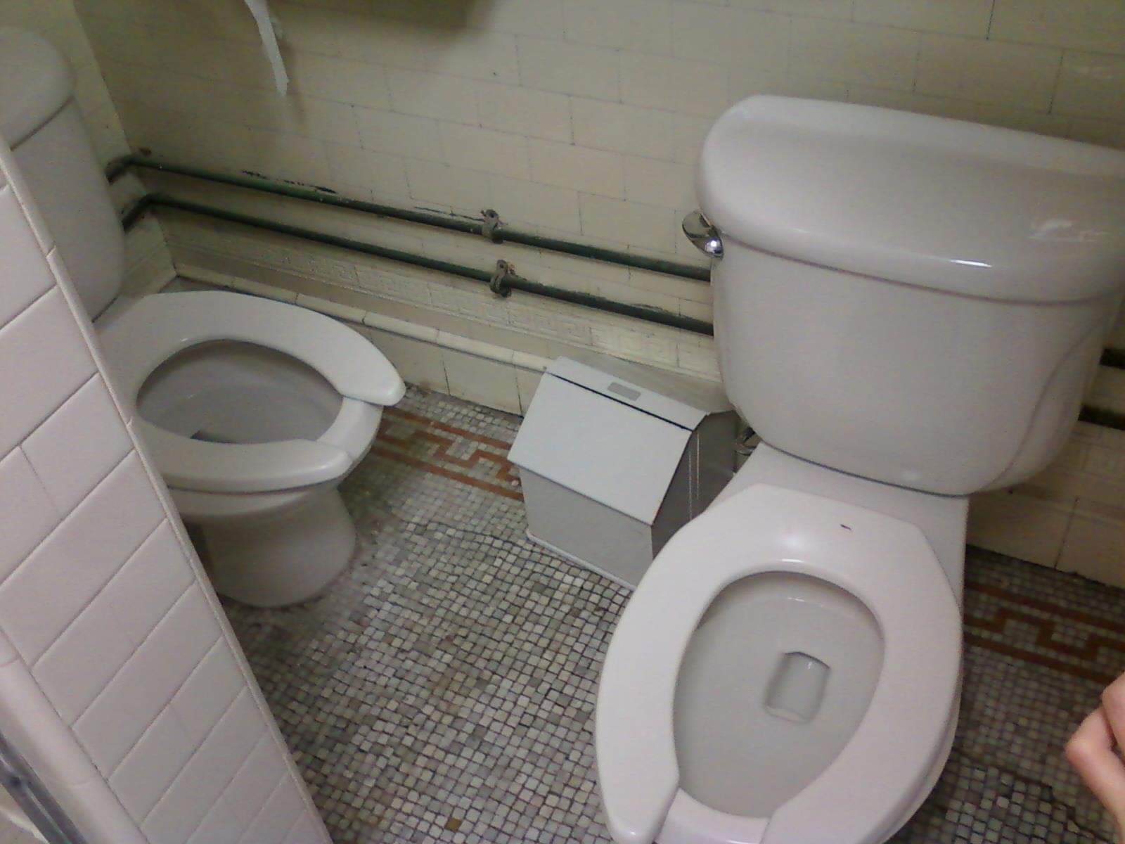 Dueling toilets in my old dorm bathroom r/CrappyDesign