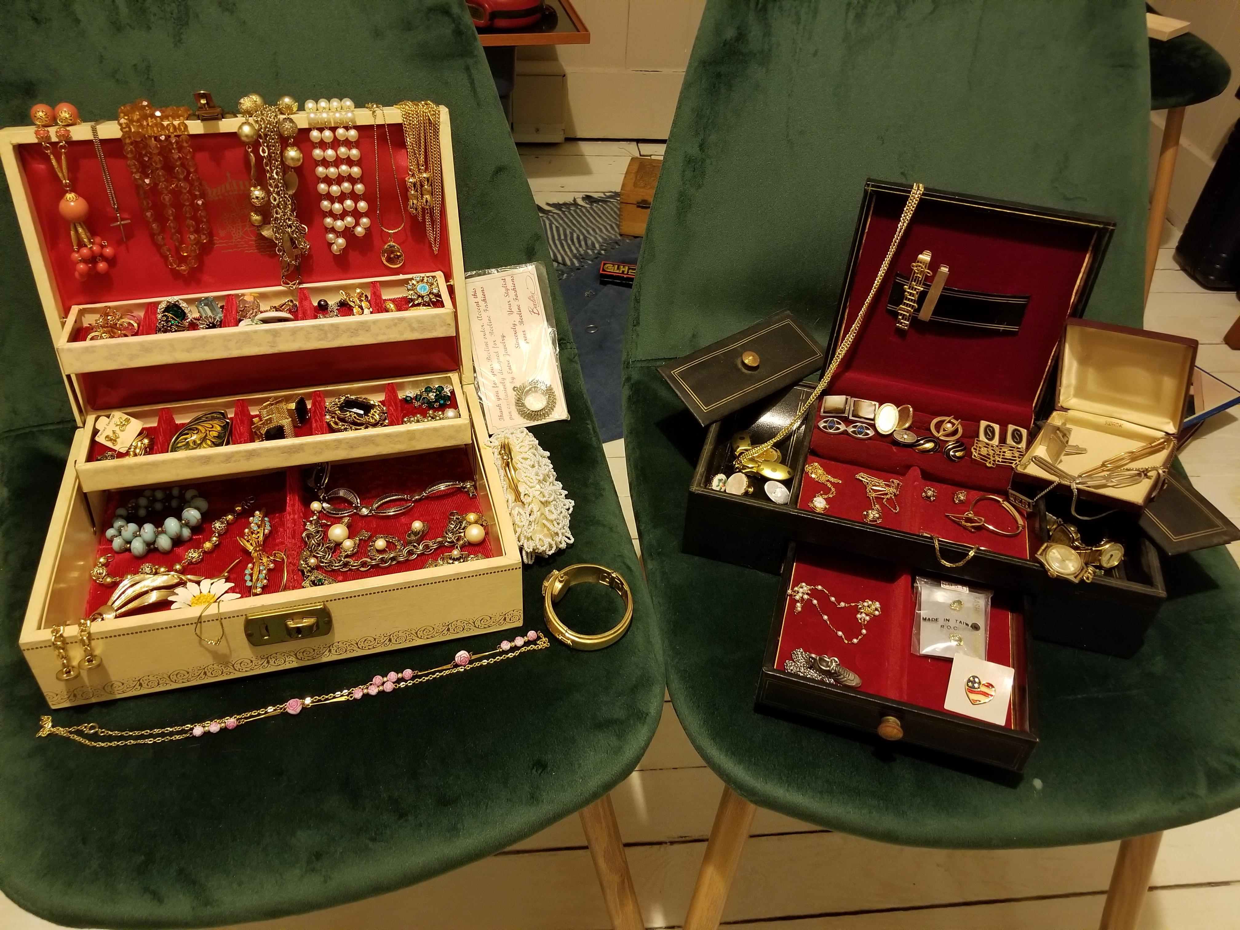 Two vintage jewelry boxes with tons of older jewelry! r/DumpsterDiving