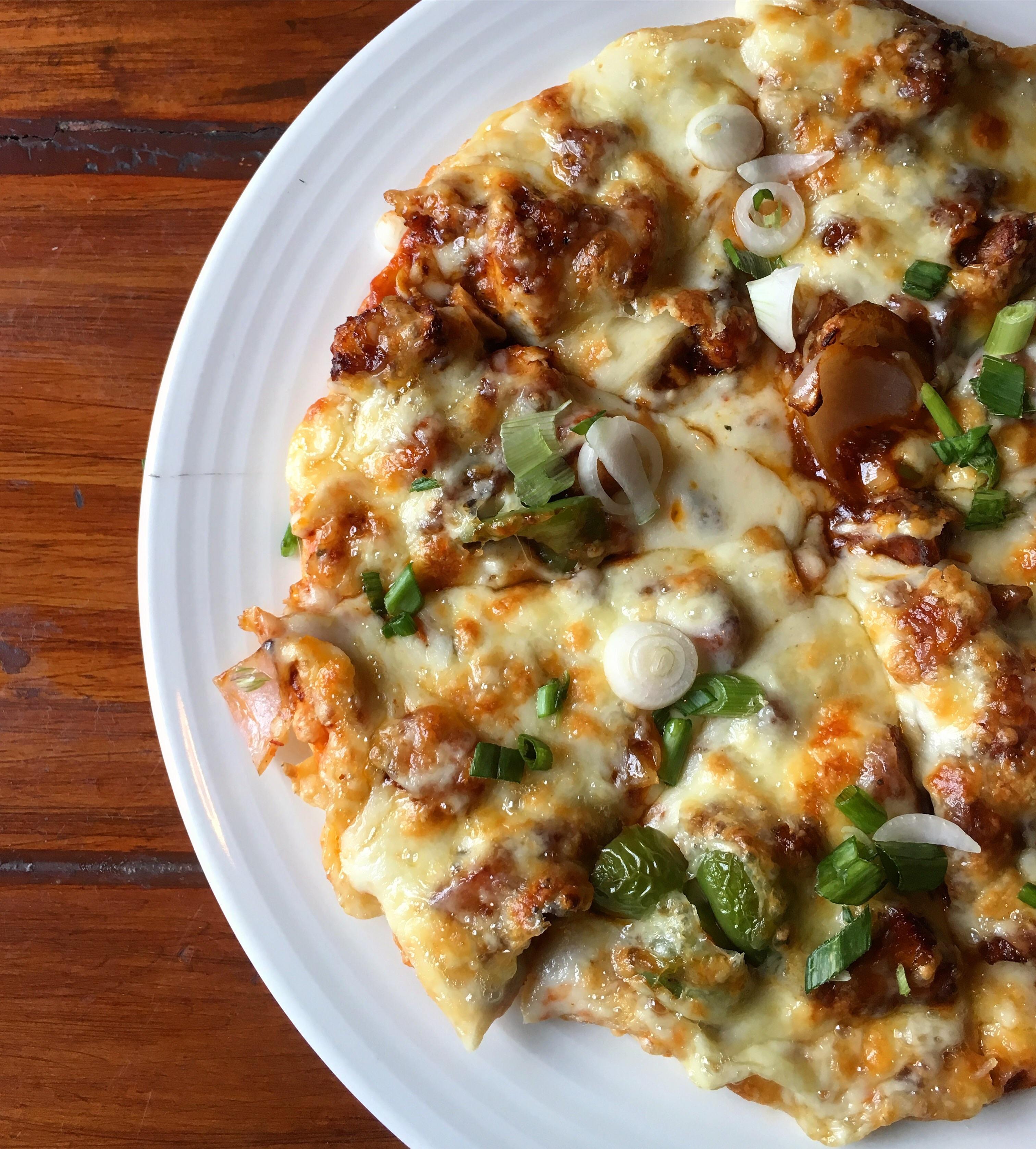 Chilli paneer cheese pizza [OC][1550X4750] r/FoodPorn