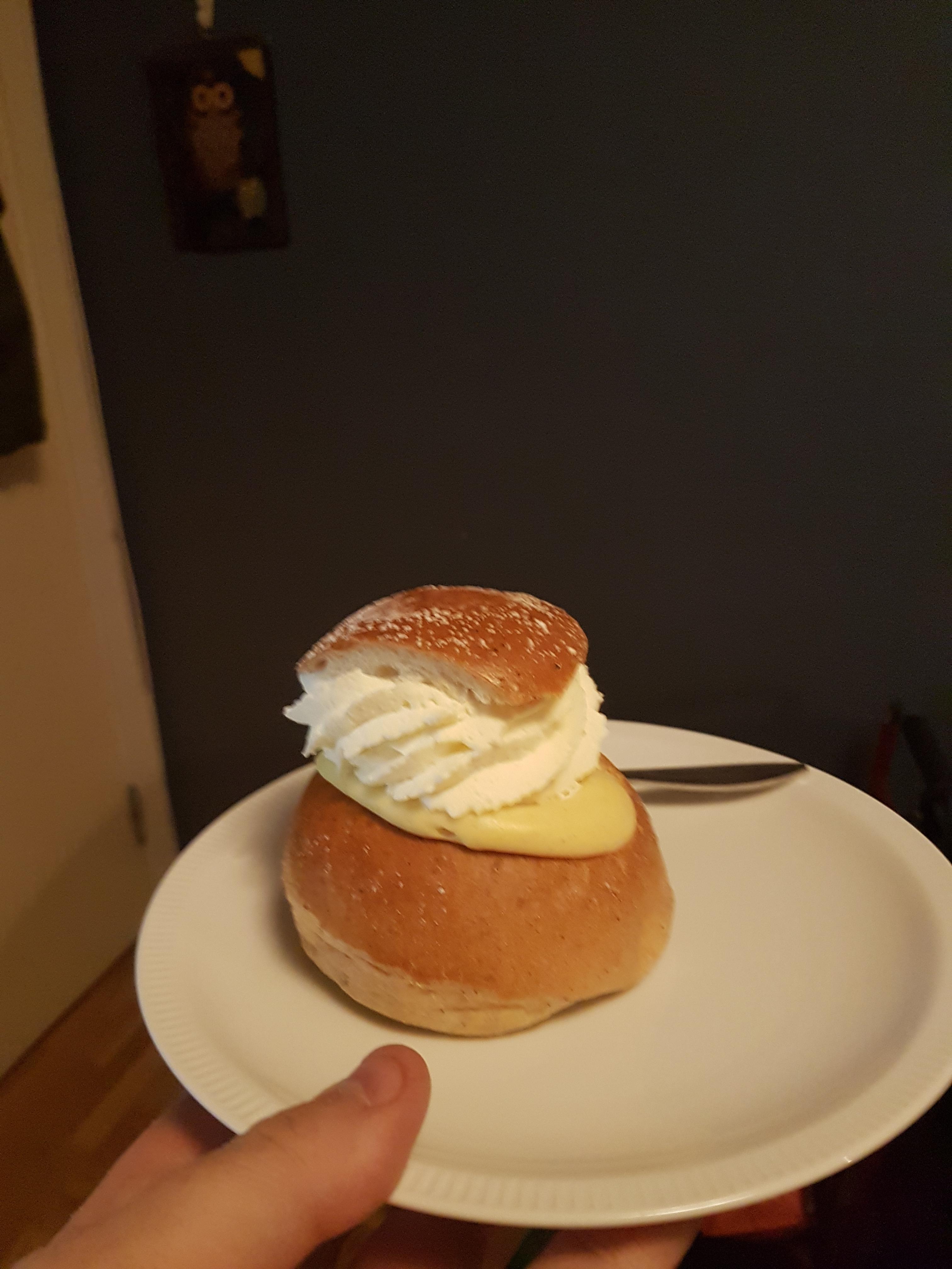 Äter ni er semla med eller utan vaniljkräm? r/sweden