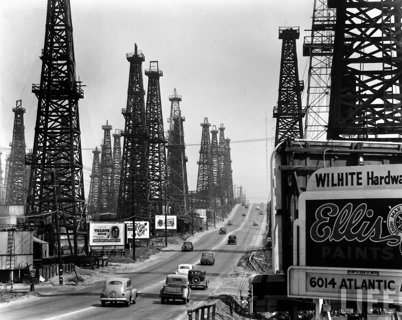 The oil fields in Long Beach, 1948. Image by Andreas Feininge. r