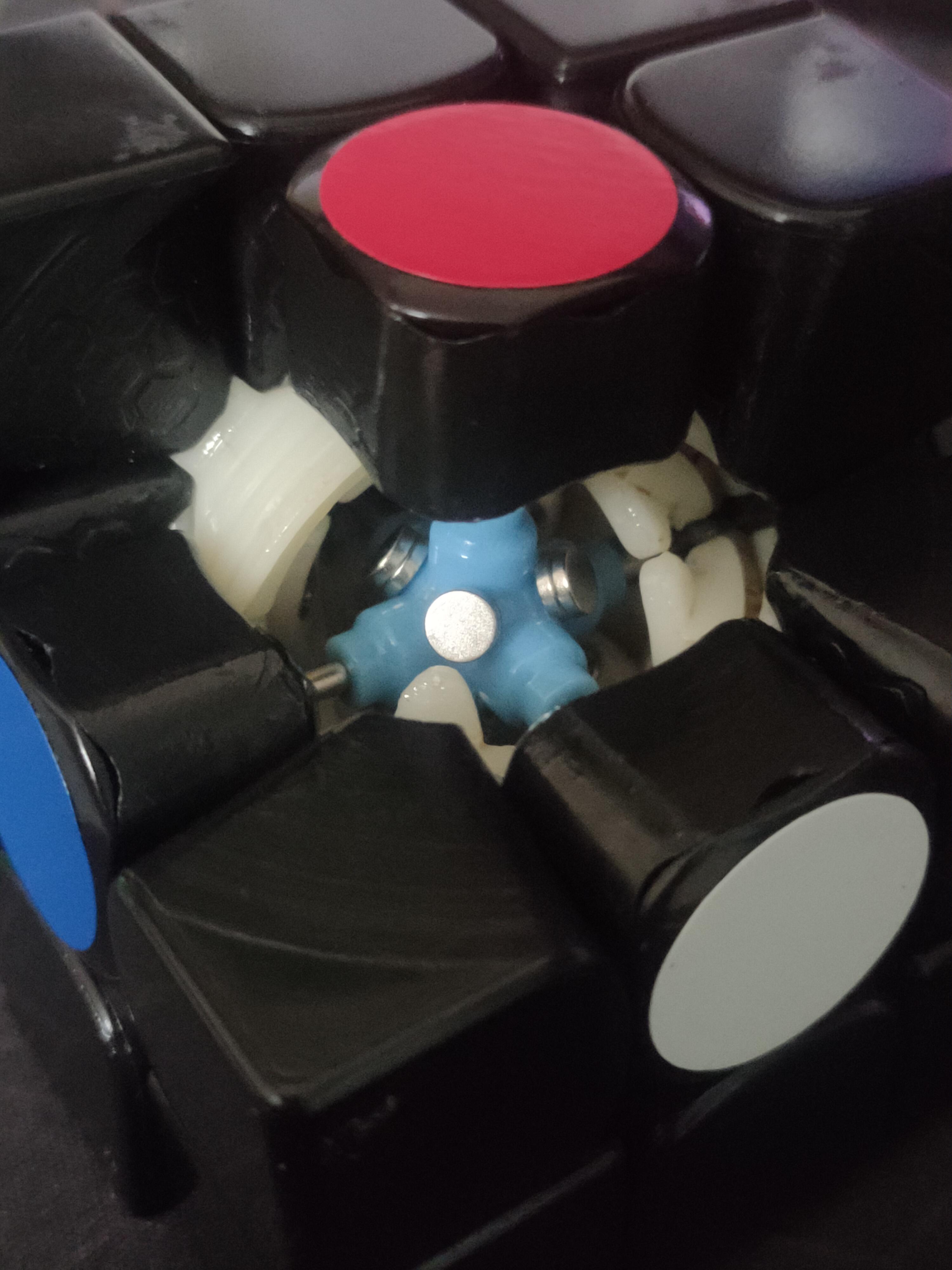 i added corner to core on my gan air sm r/Cubers