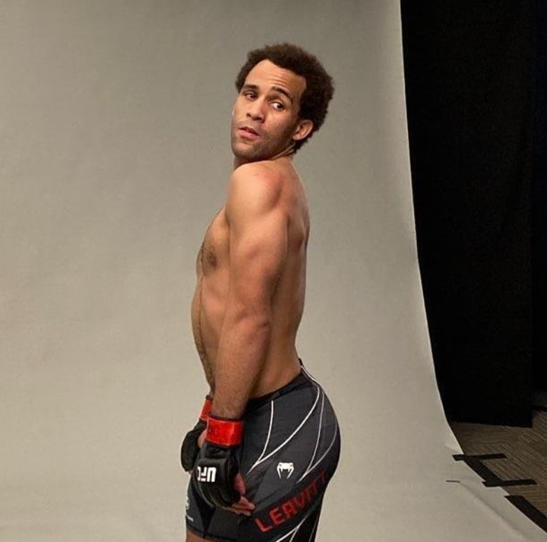 Hot damn, you can bounce a quarter off that thang r/ufc