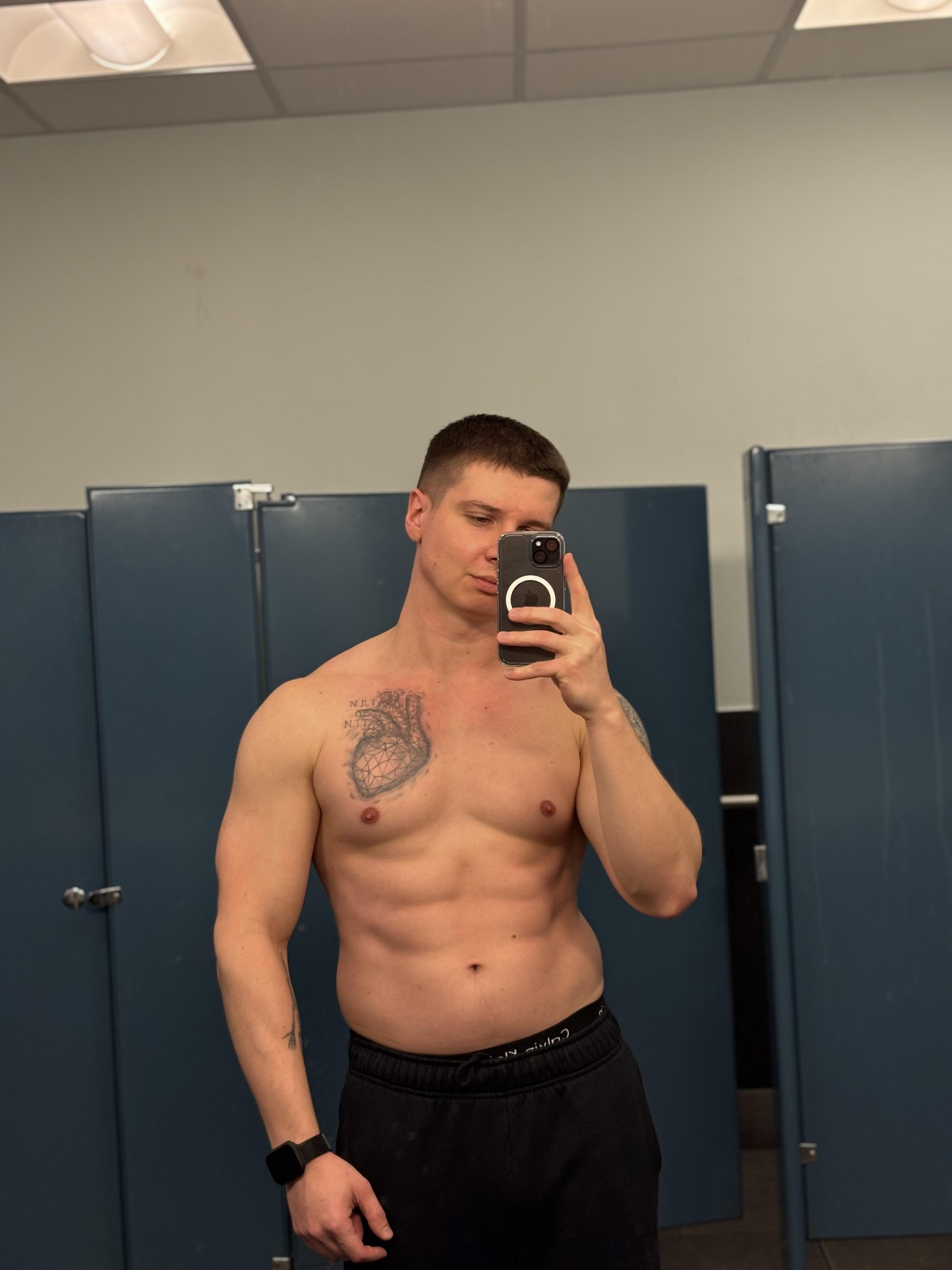 Rate my physique pls(body dysmorphia is real) 5'10, 190 lbs, been