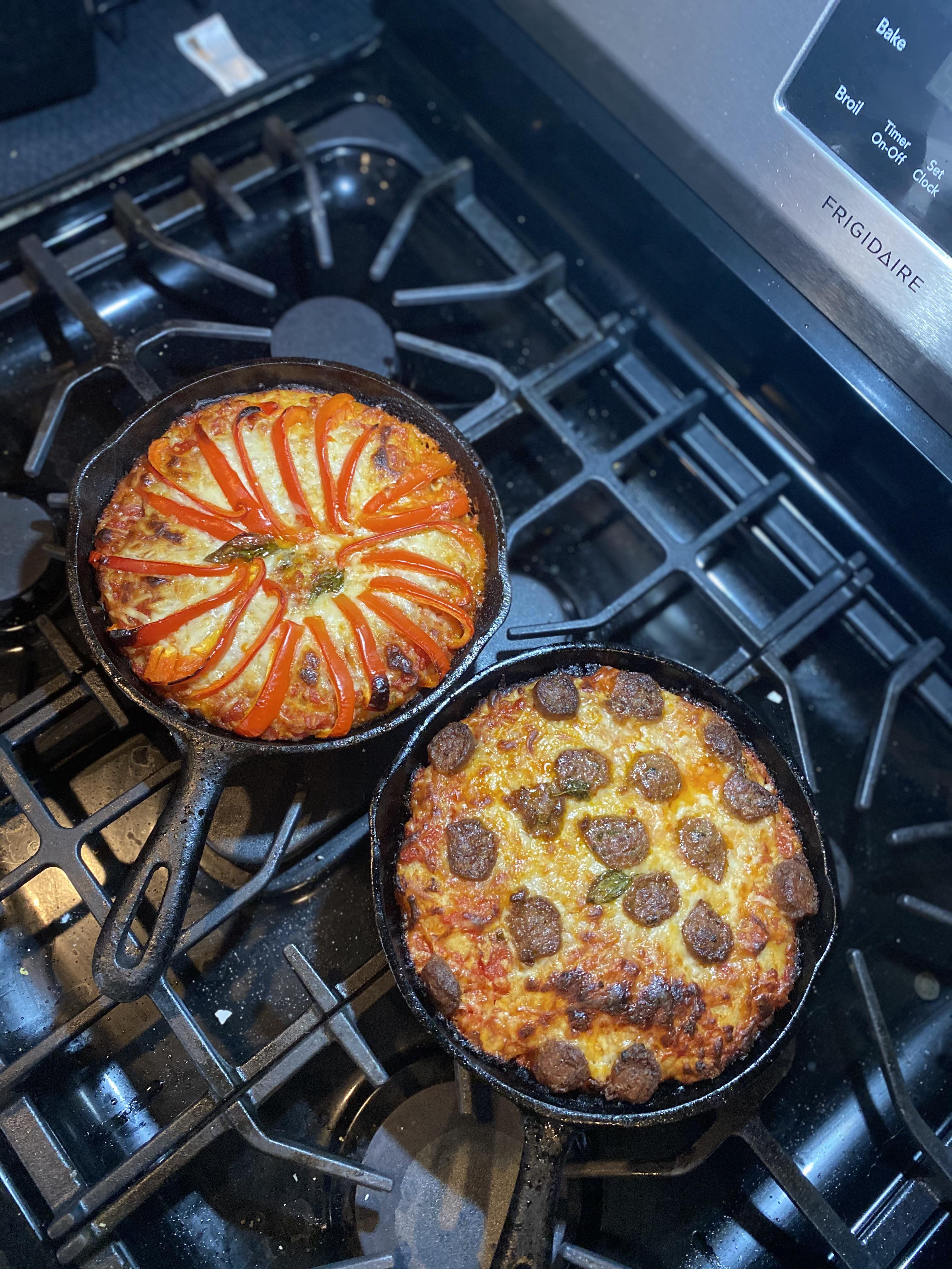 My first time making cast iron pizzas! 🤌🏽 r/castiron