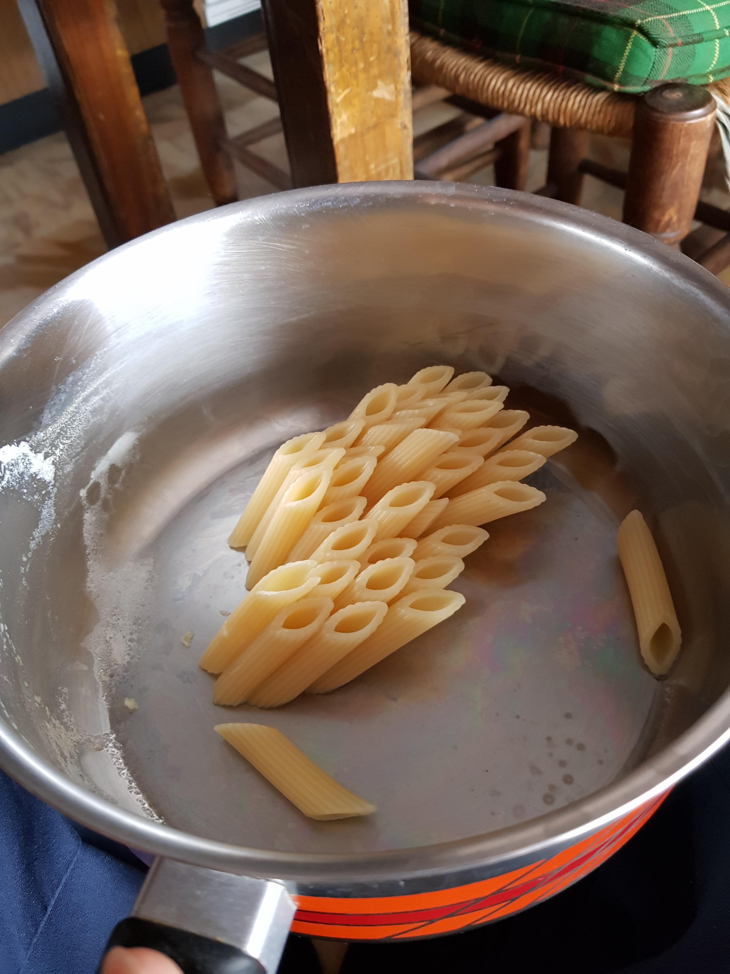 My pasta stuck upright to my saucepan r/mildlyinteresting