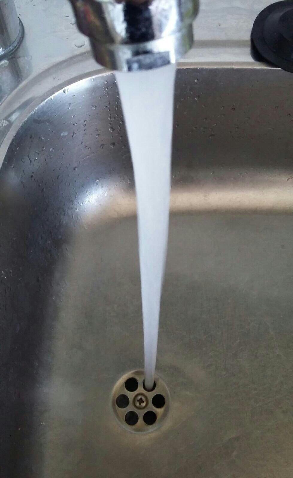 This faucet pours water directly into the drain Perfectfit