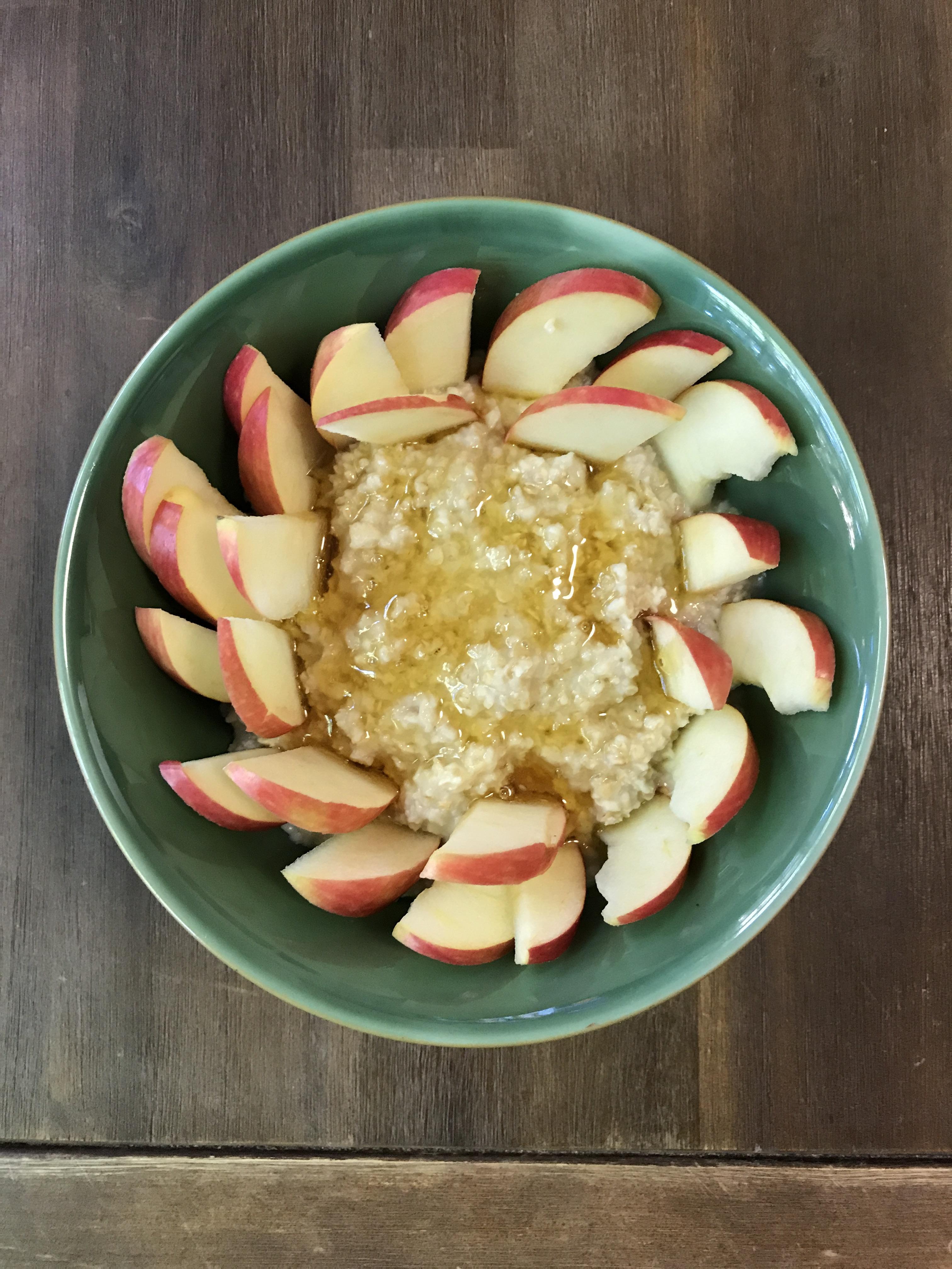 [Homemade] Oatmeal, apple & maple syrup r/food