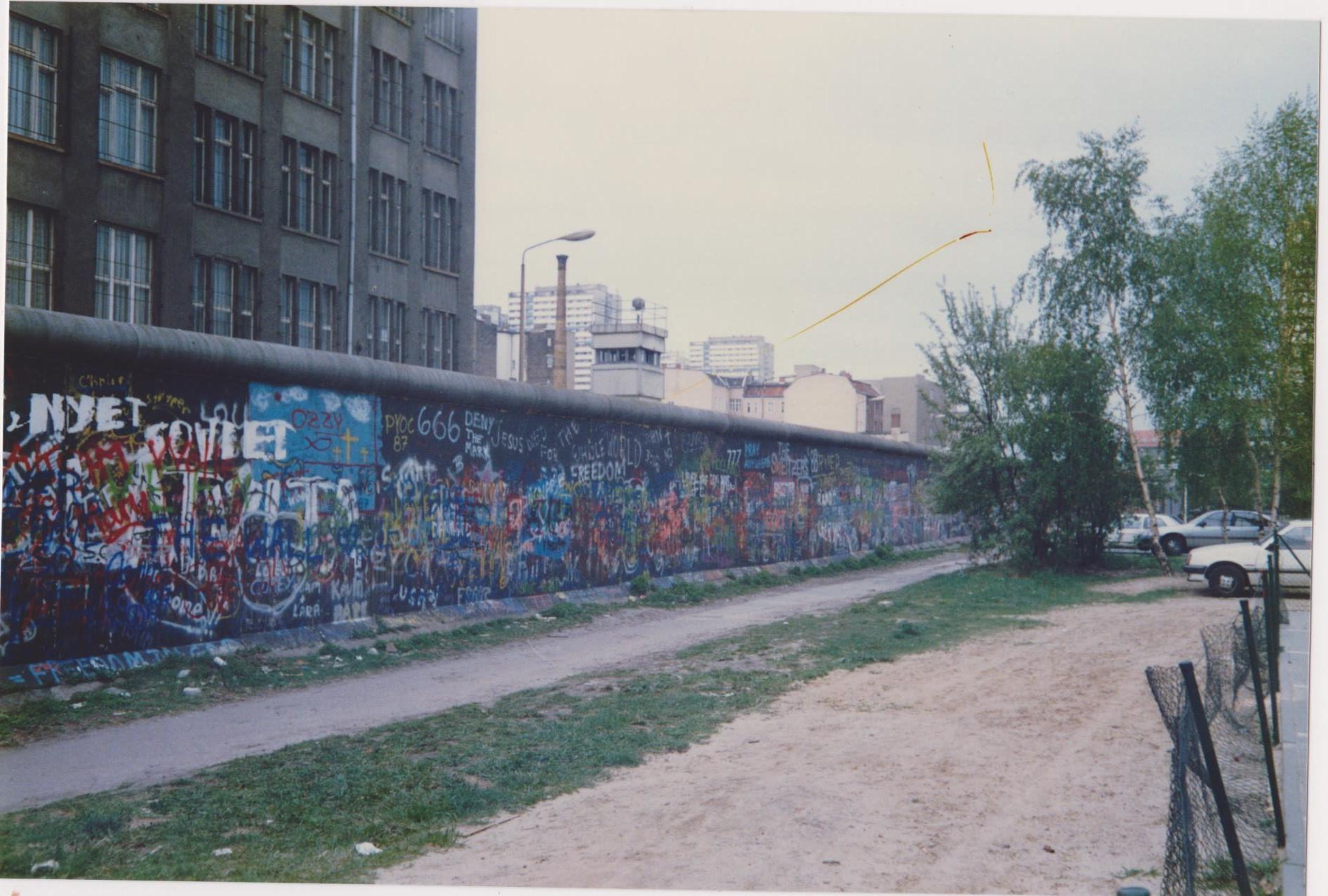 The Berlin Wall from the west. June 1989. [312x312] r/HistoryPorn
