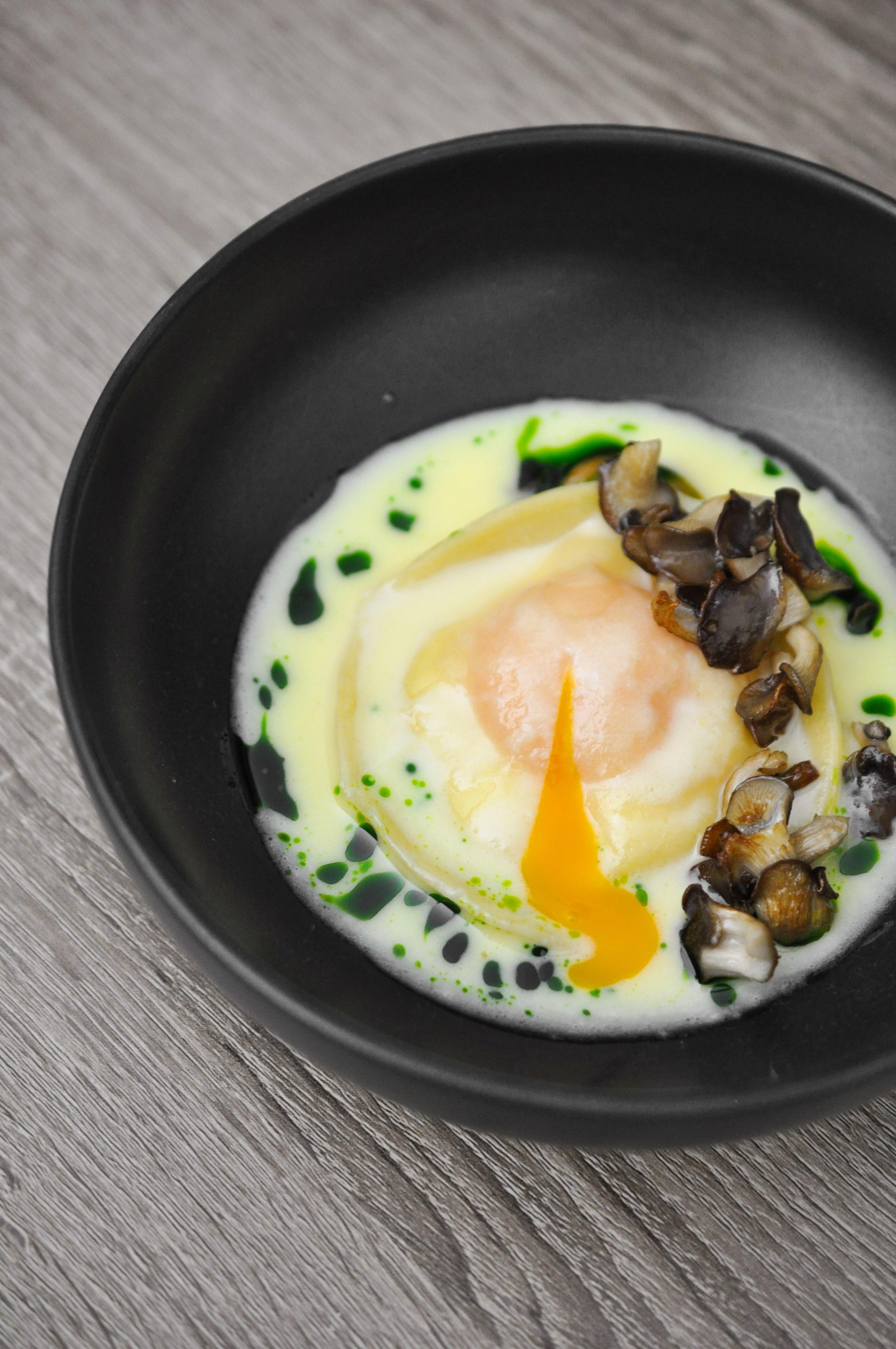 [Homemade] Egg yolk and homemade ricotta ravioli, with parmesan cream