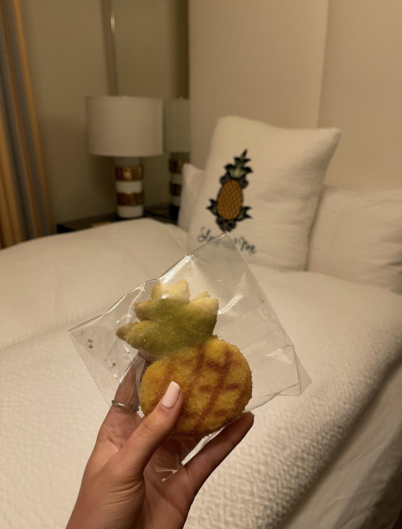Pineapple 🍍themed hotel in SF 🥰 such a random theme but so cool u