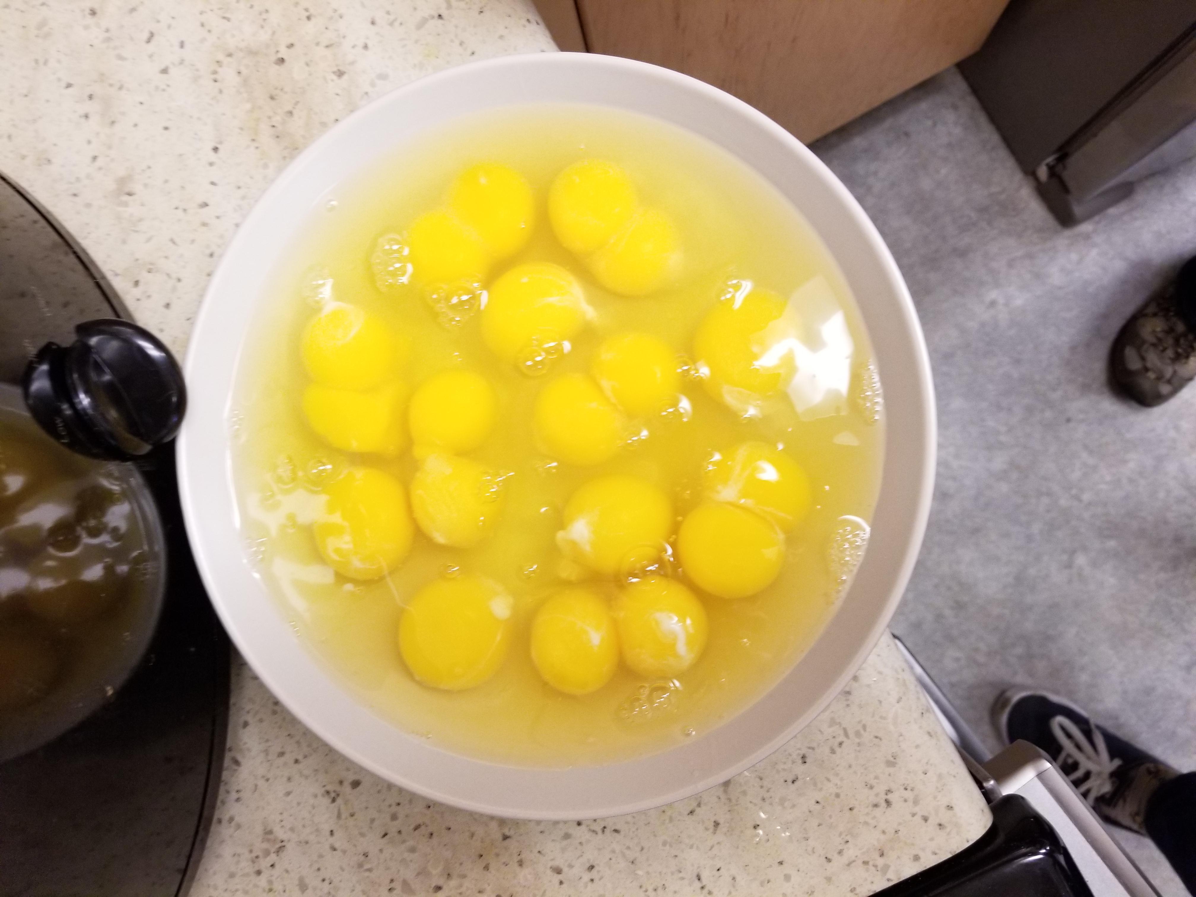 19 Yolks From A Dozen Eggs r/mildlyinteresting