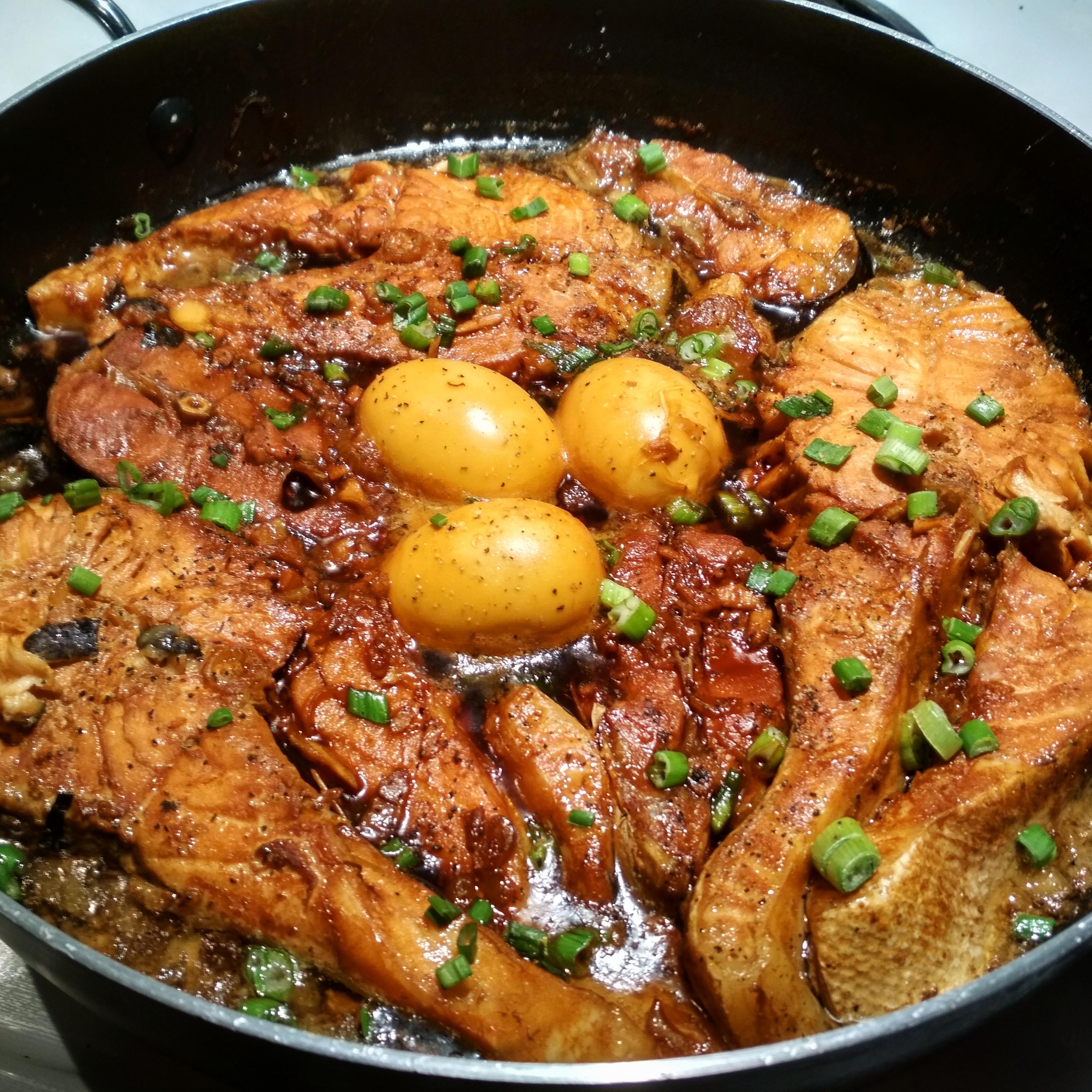 [Homemade] Vietnamstyle caramelized salmon and basa steaks r/food