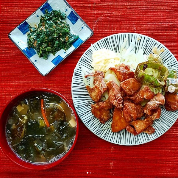 Chicken karaage, spinach gomae, and miso soup r/JapaneseFood