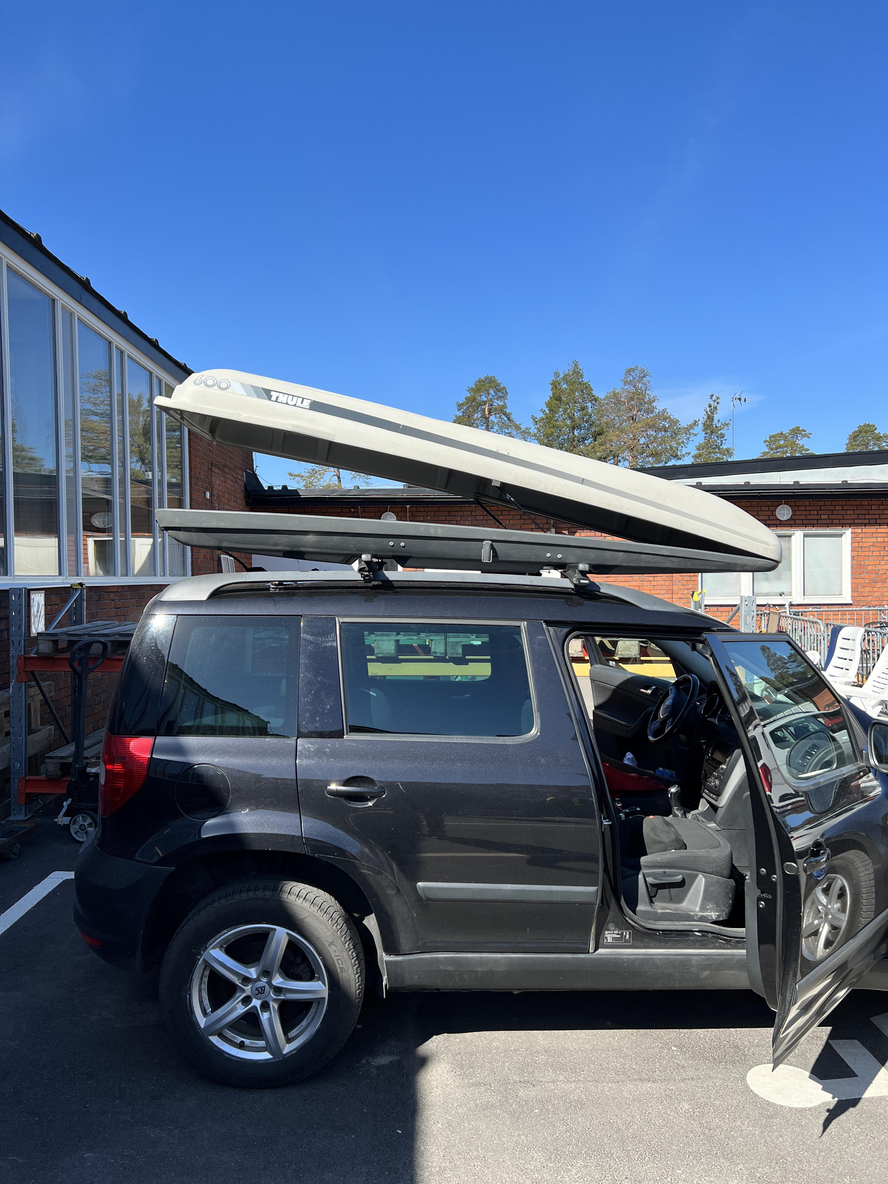 Thule 600 ski box with keys and manual for 100sek (10usd) r/CampingGear