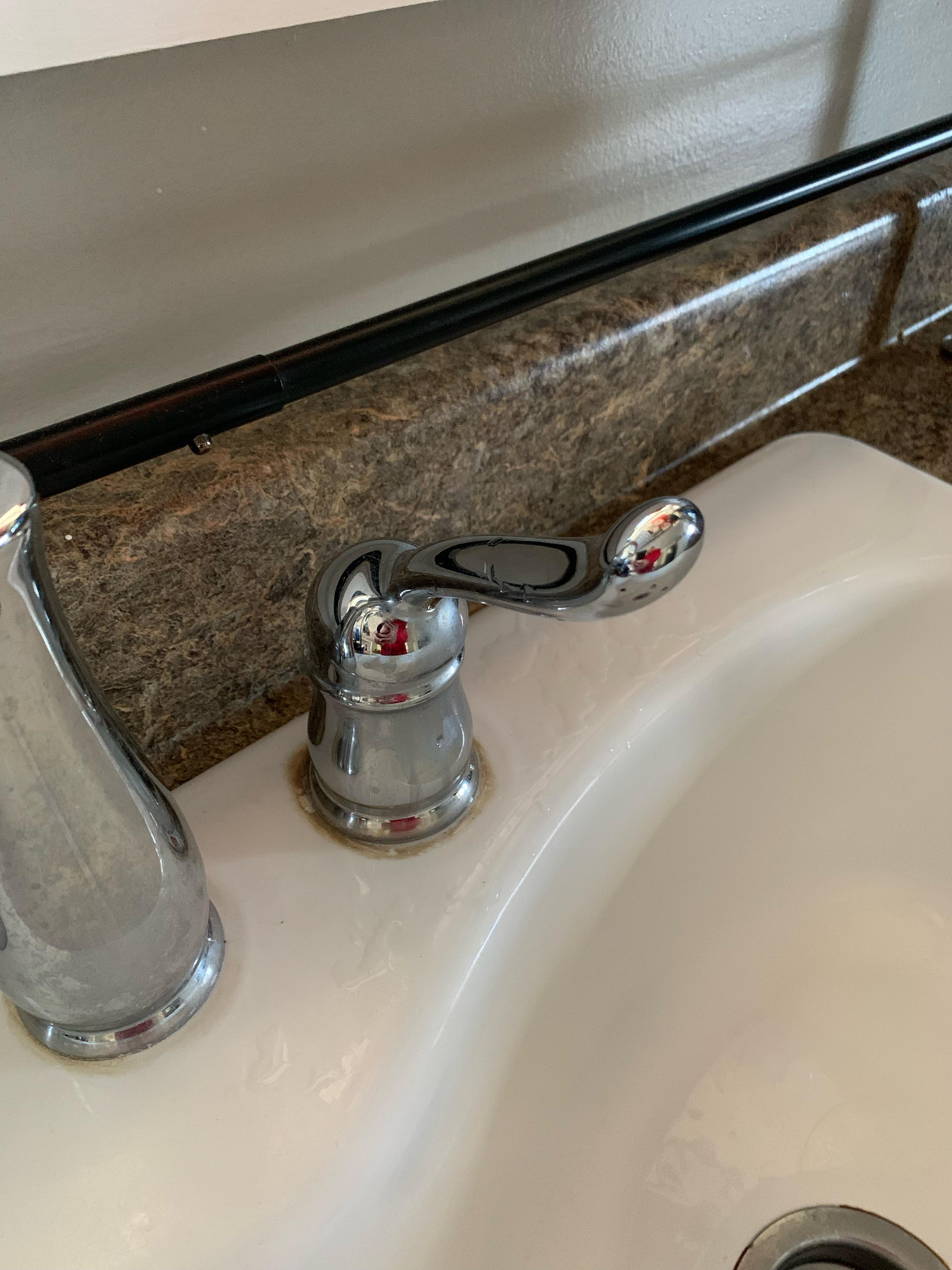Is there a way to fix this knob to turn the water off and on? When I
