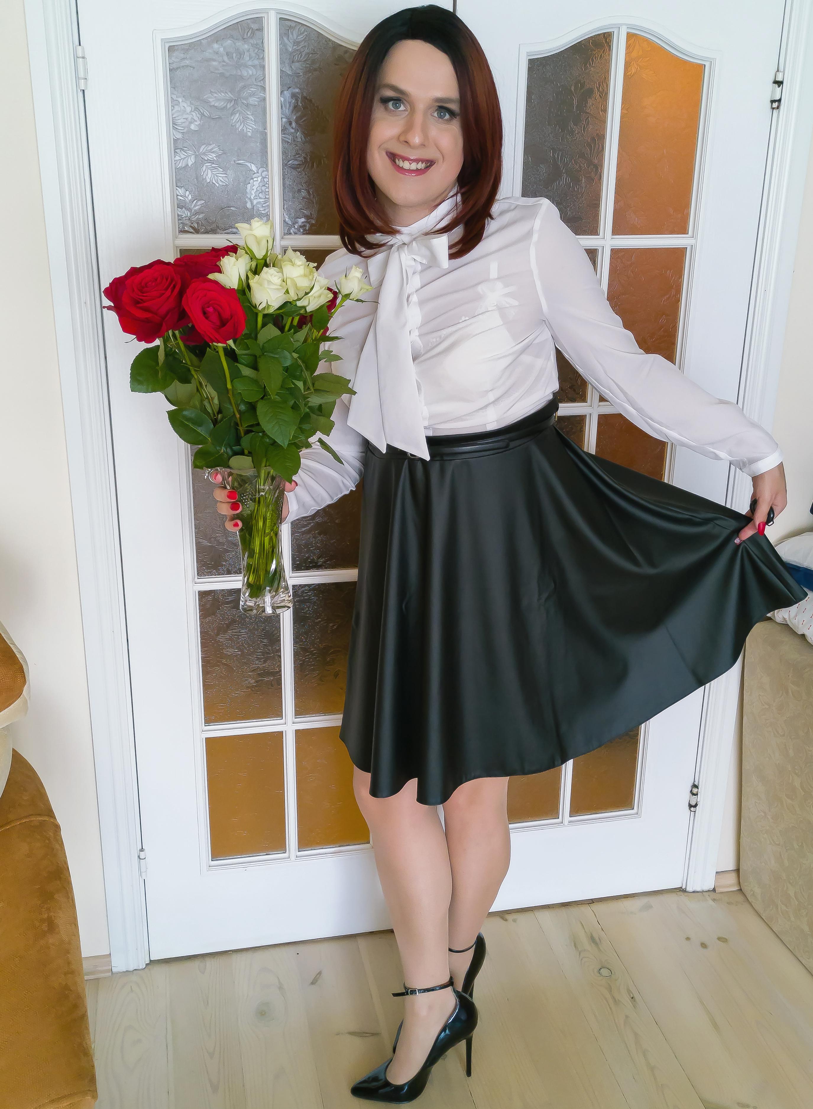 Every girl loves flowers 😍💐🌹 r/crossdressing