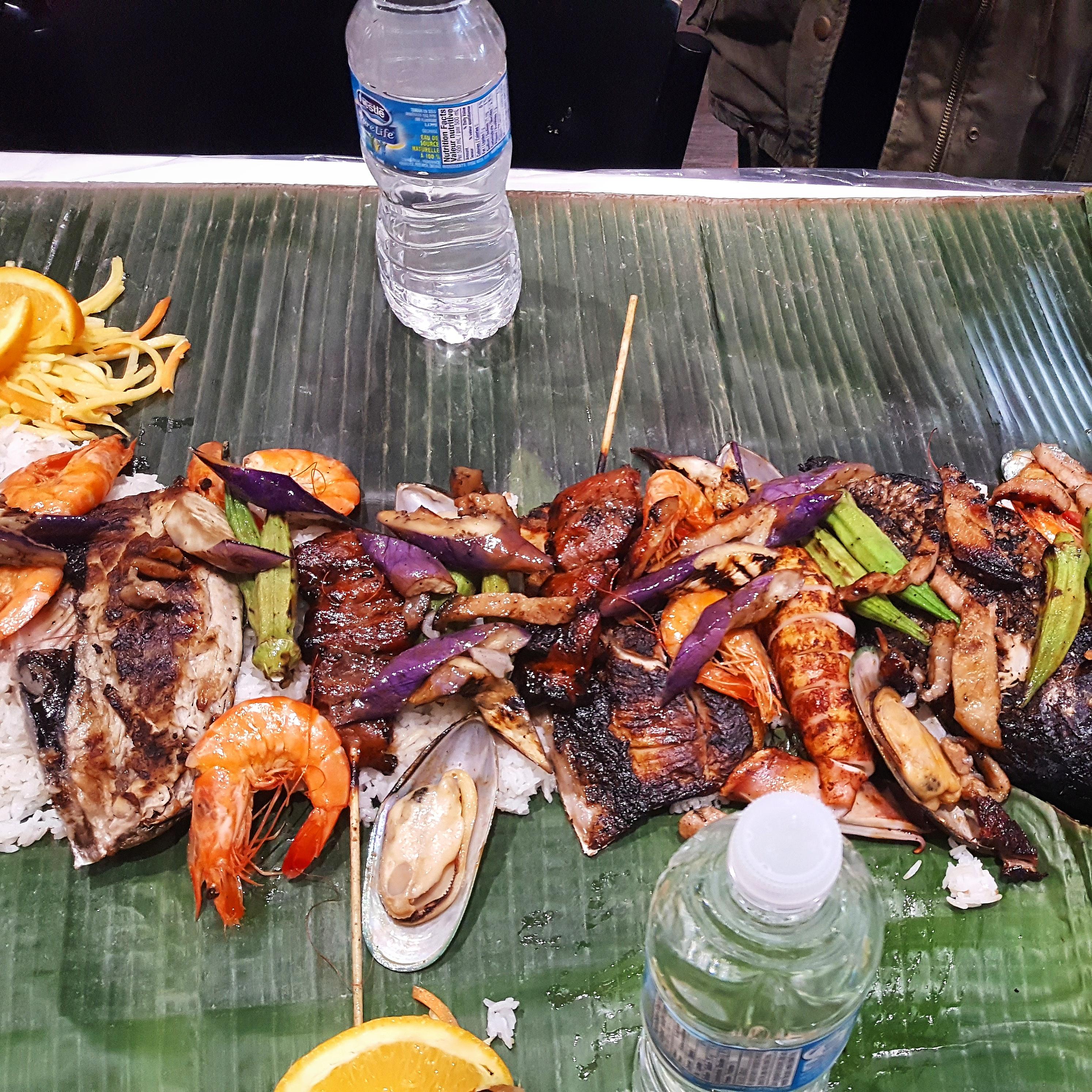 [I ate] Filipino kamayan feast with bbq pork and seafood r/food