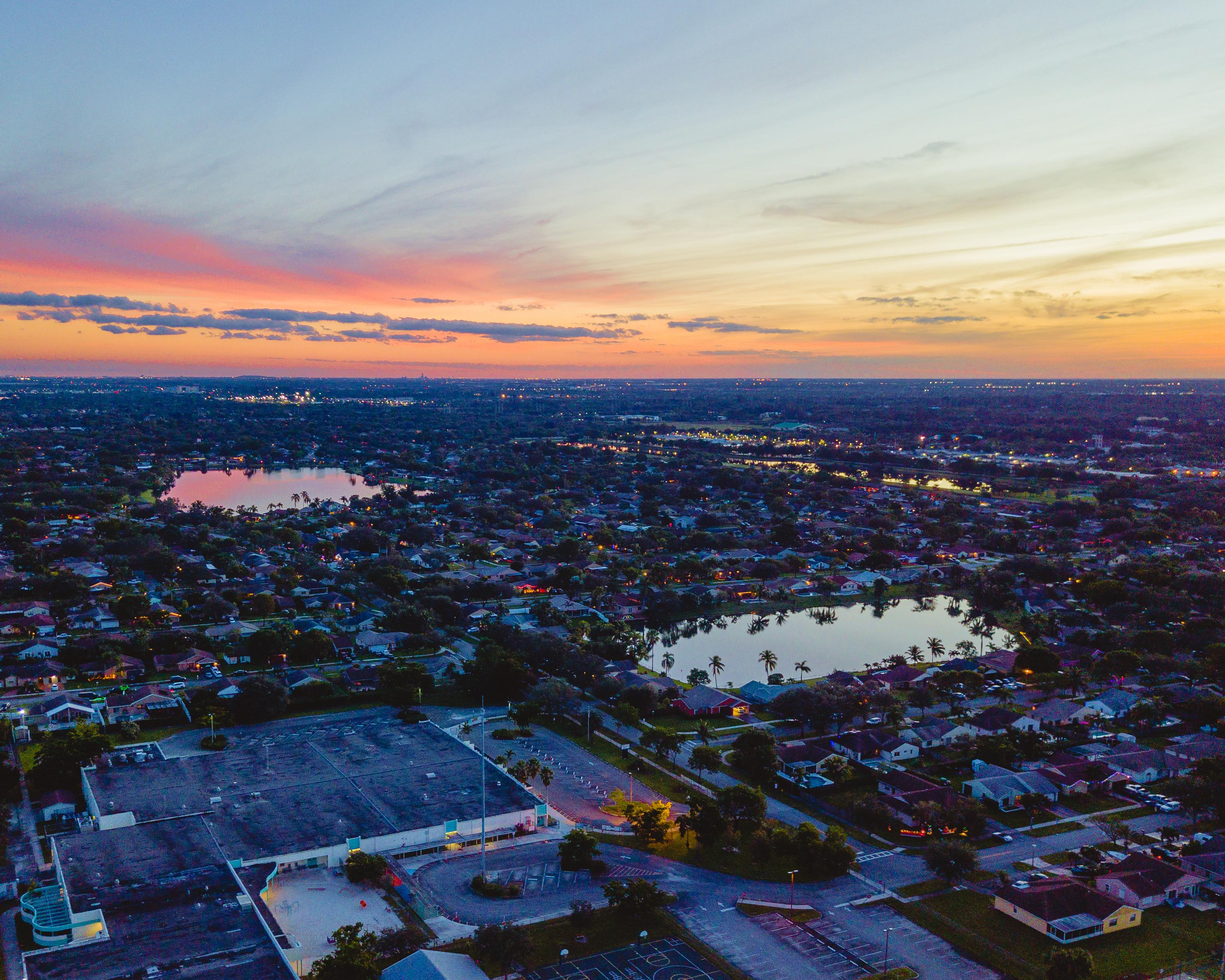 Suburbia at sunset in Cooper City, FL... [OC] [3196x2557] r/CityPorn