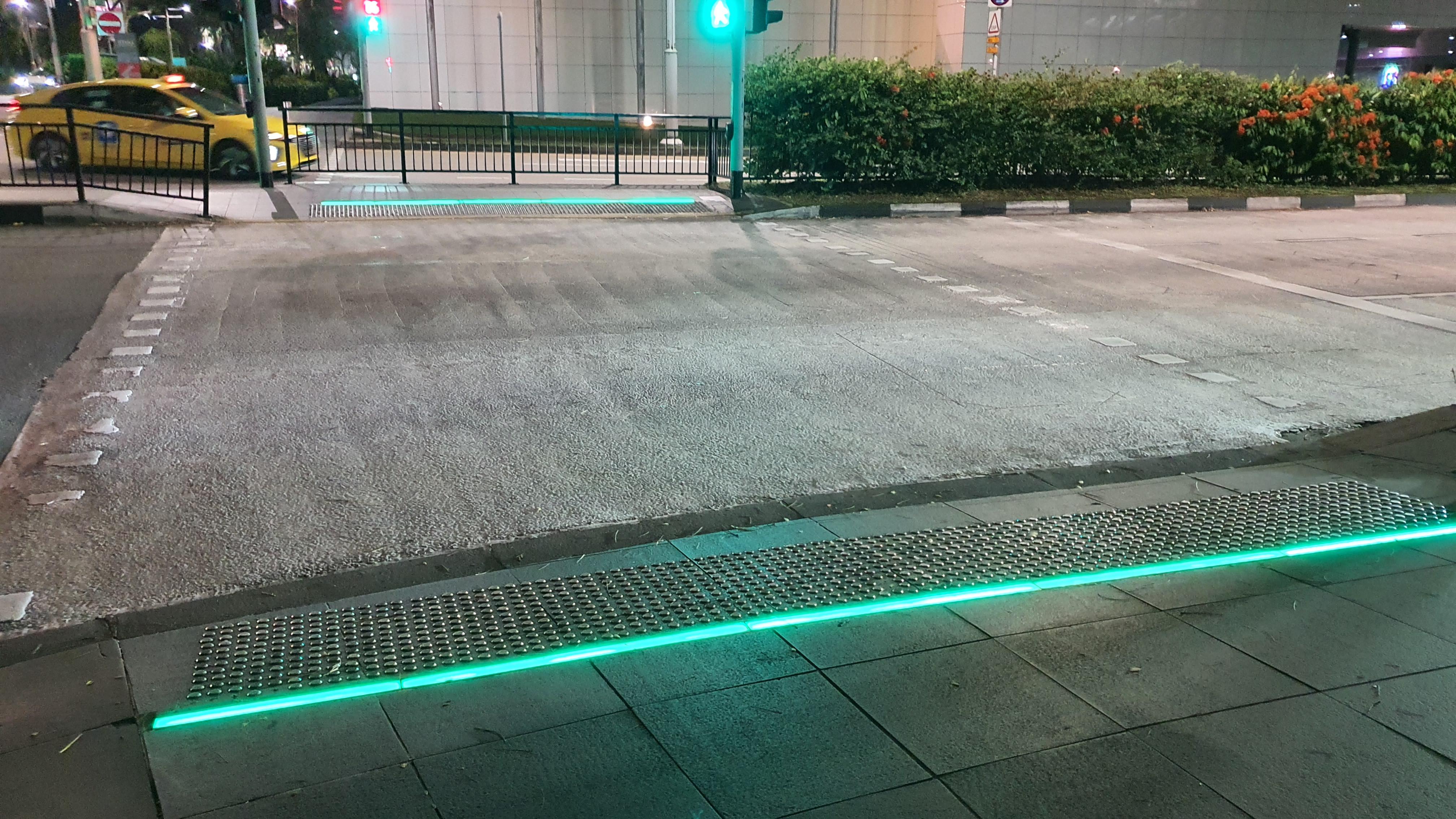 Is this the only traffic light crossing that has lights on the ground
