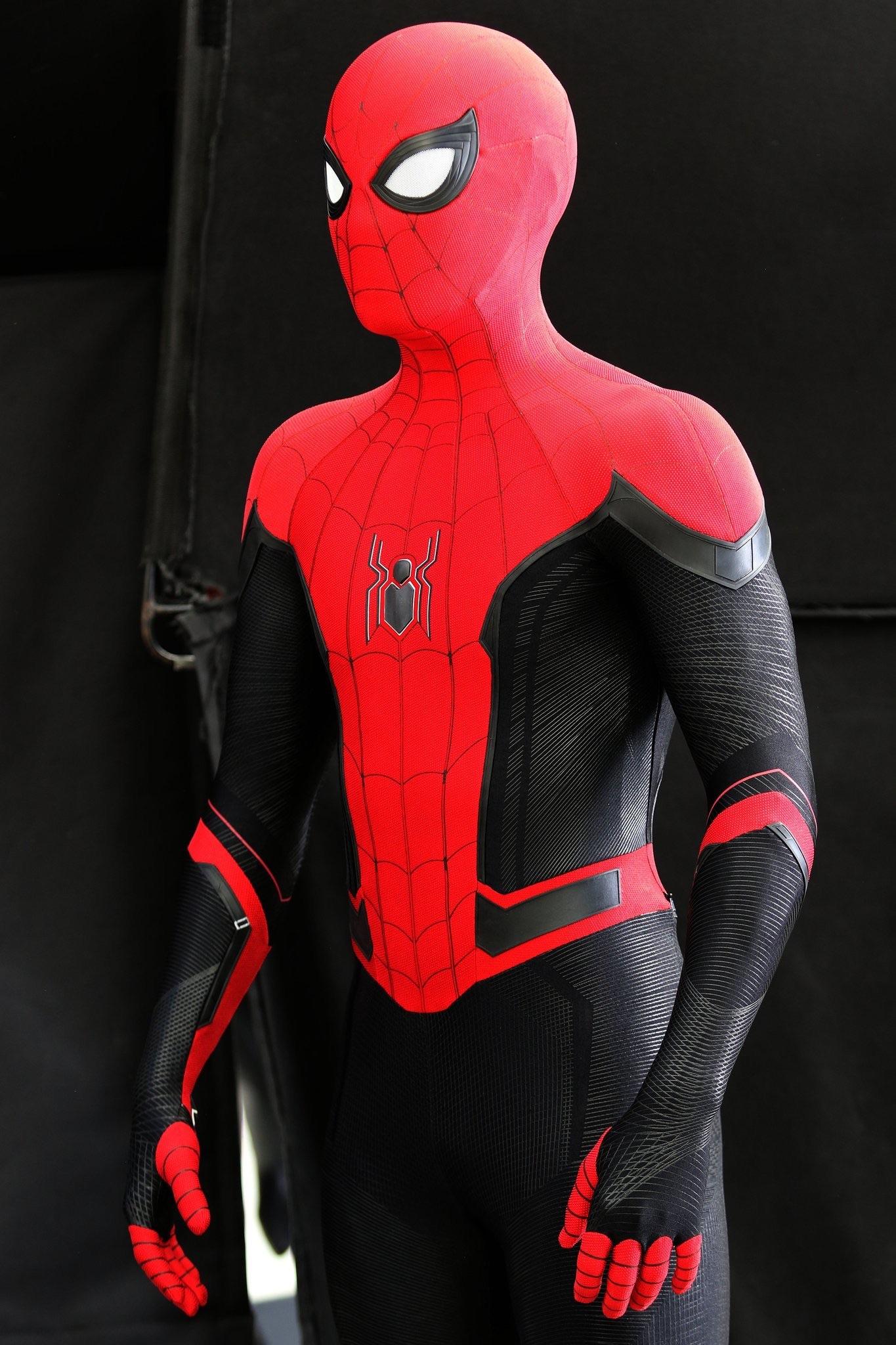 This new SpiderMan suit is truly art. r/Spiderman