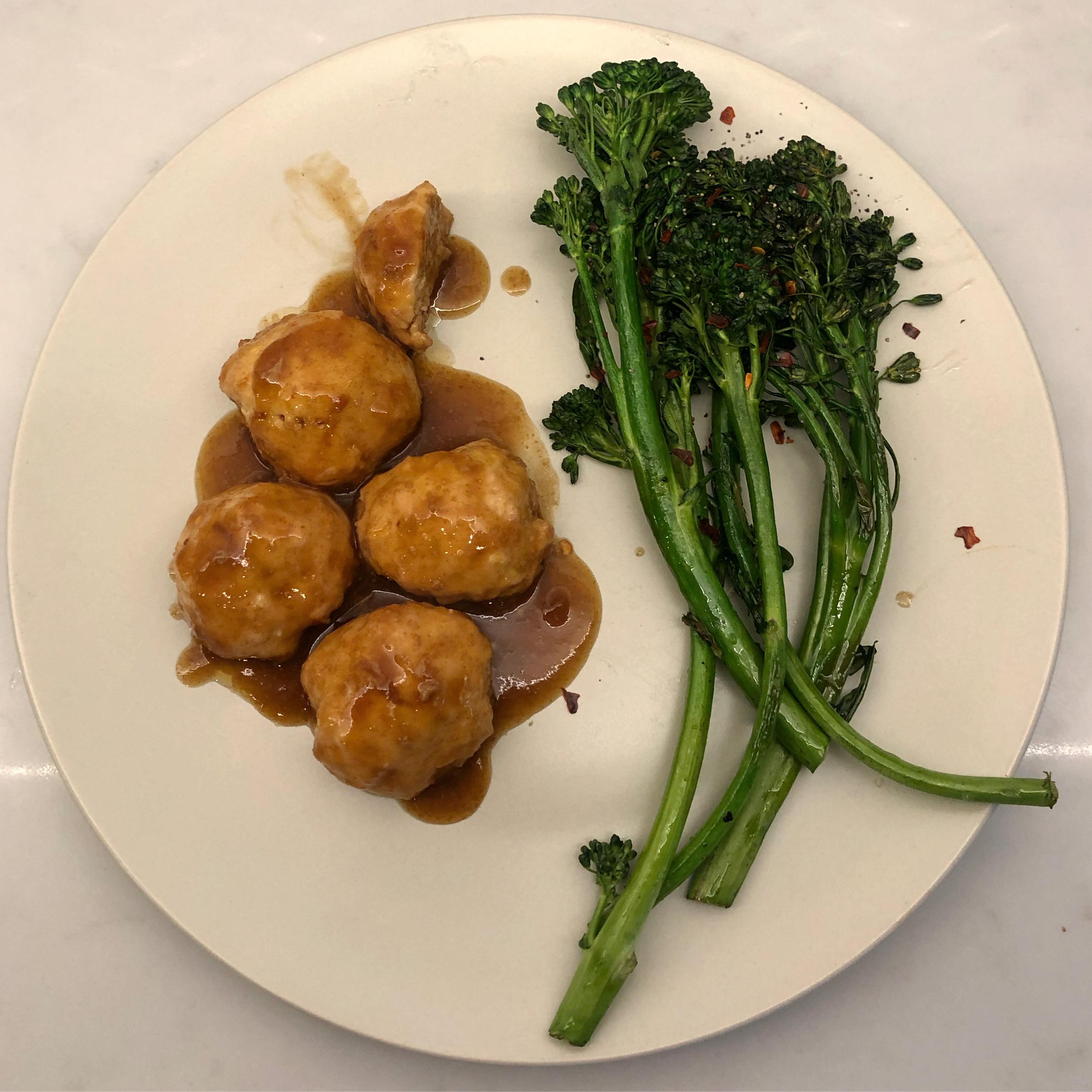 Chicken meatballs in spicy peanut sauce & broccolini (380 cals) r