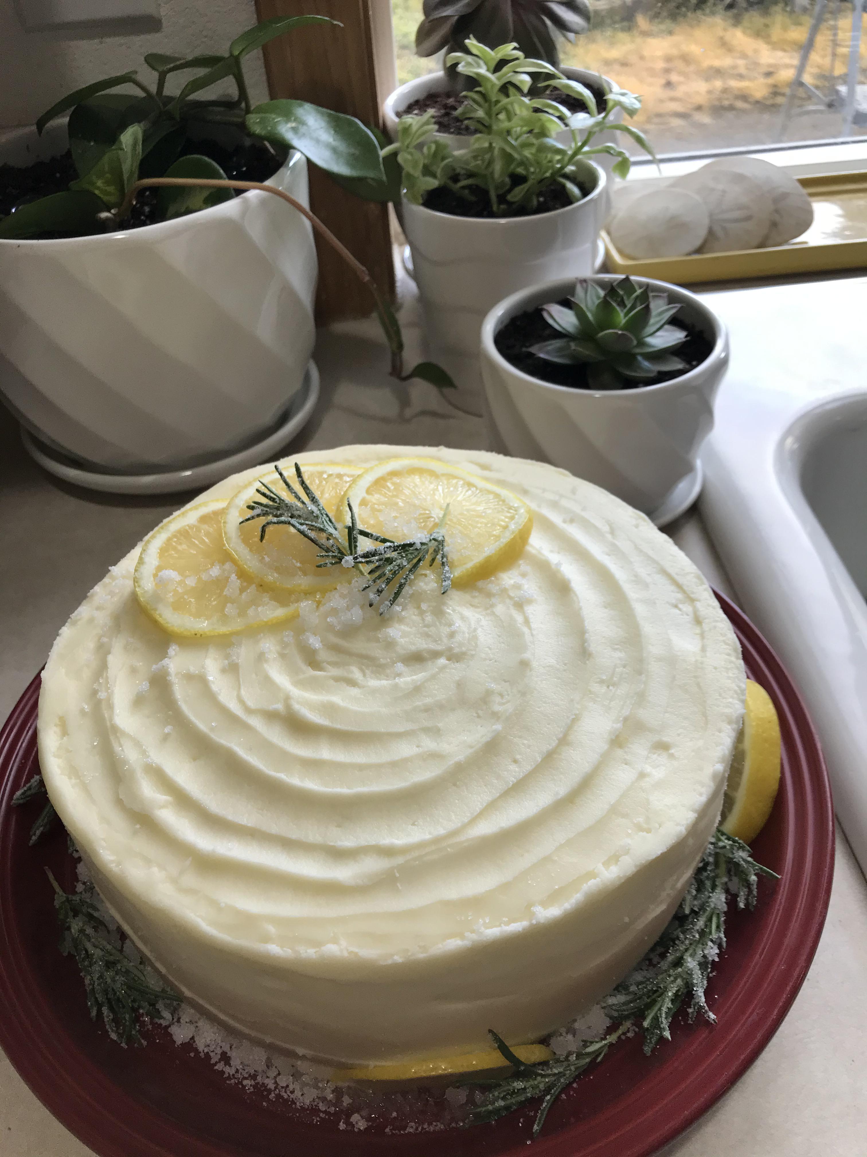 Lemon rosemary cake 🌿🍋 It’s a vanillarosemary cake with a creamy lemon buttercream, decorated
