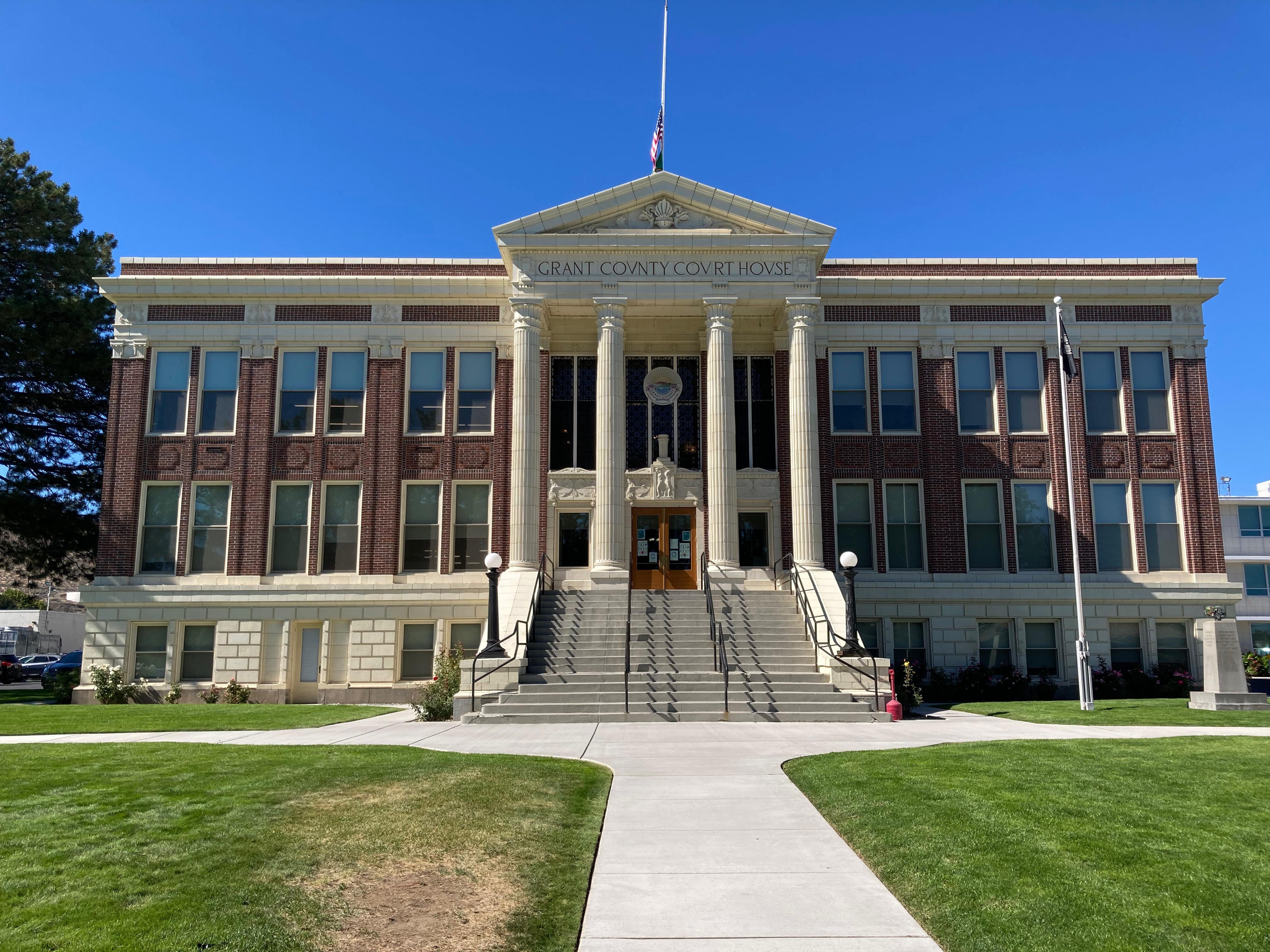 Grant County Courthouse, Ephrata, WA. Built 1917. r/CountyCourthouses