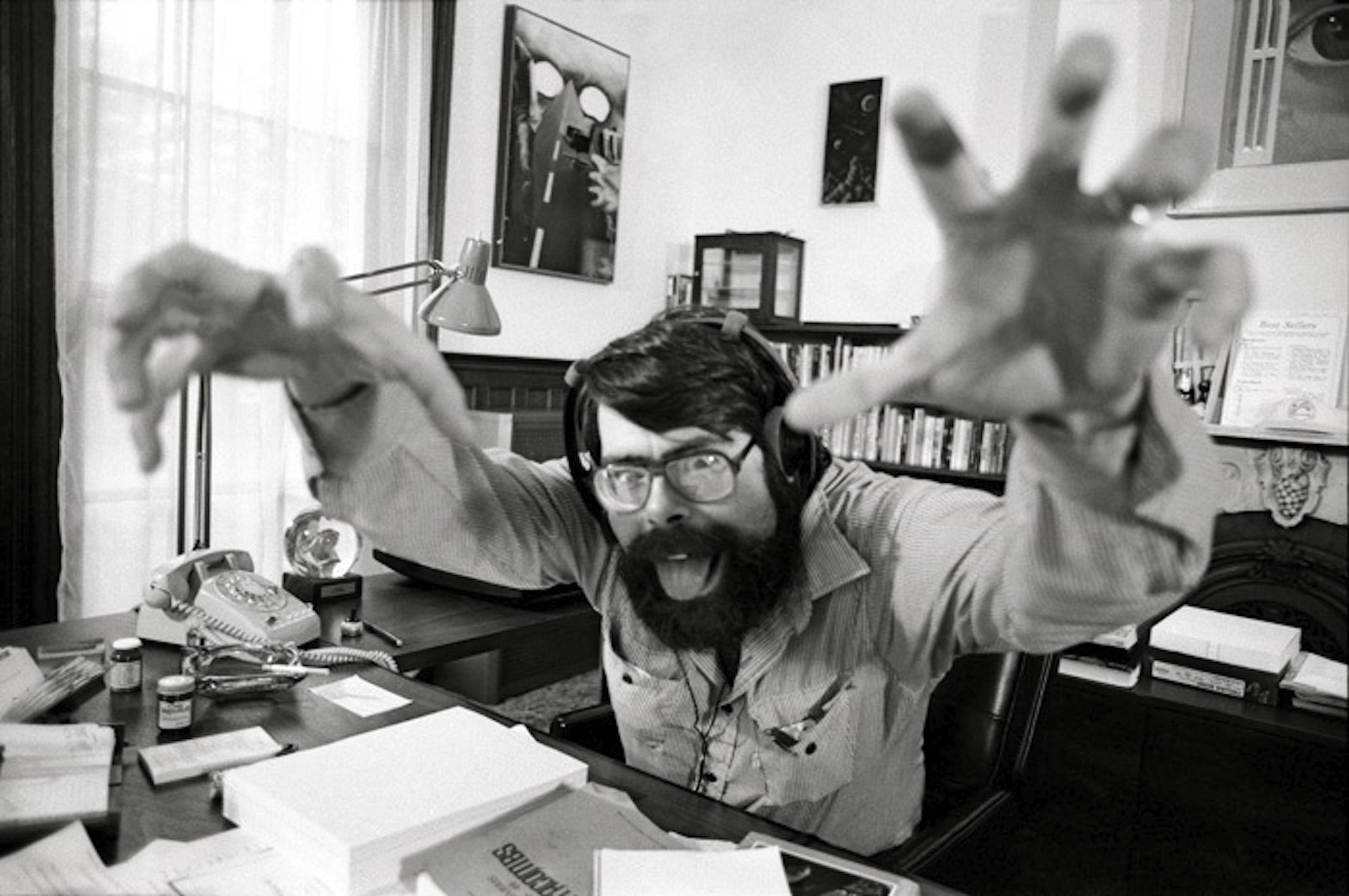 Stephen King writing in his office in 1982 r/OldSchoolCool
