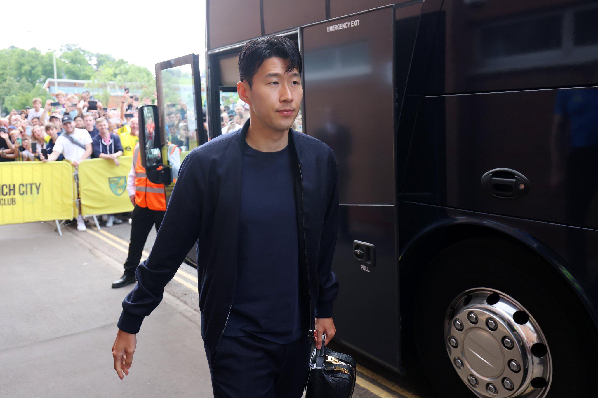 What do football players carry in these handbags? r/football