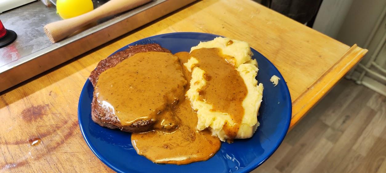 [Homemade] Rare Entrecôte with green pepper sauce and Mashed potatoes