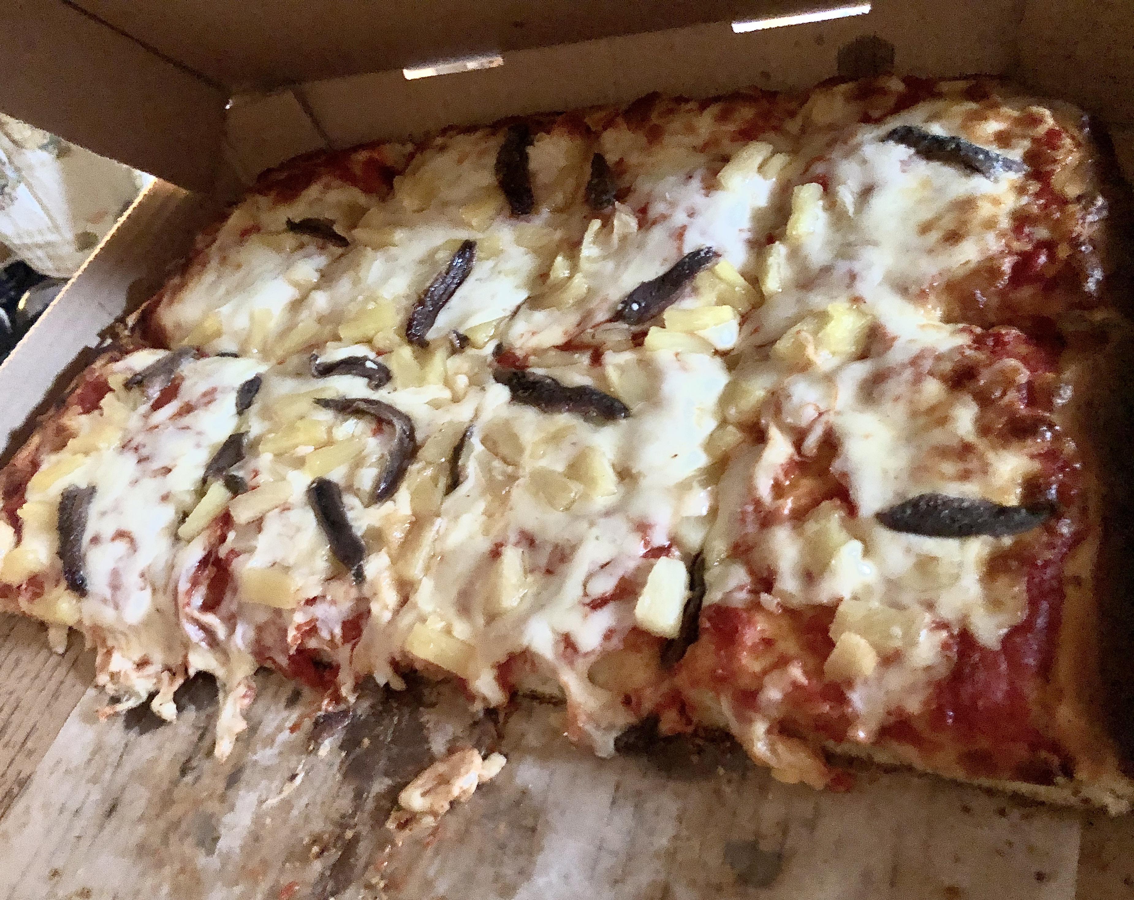 This anchovy and pineapple pizza my boyfriend eats r/shittyfoodporn