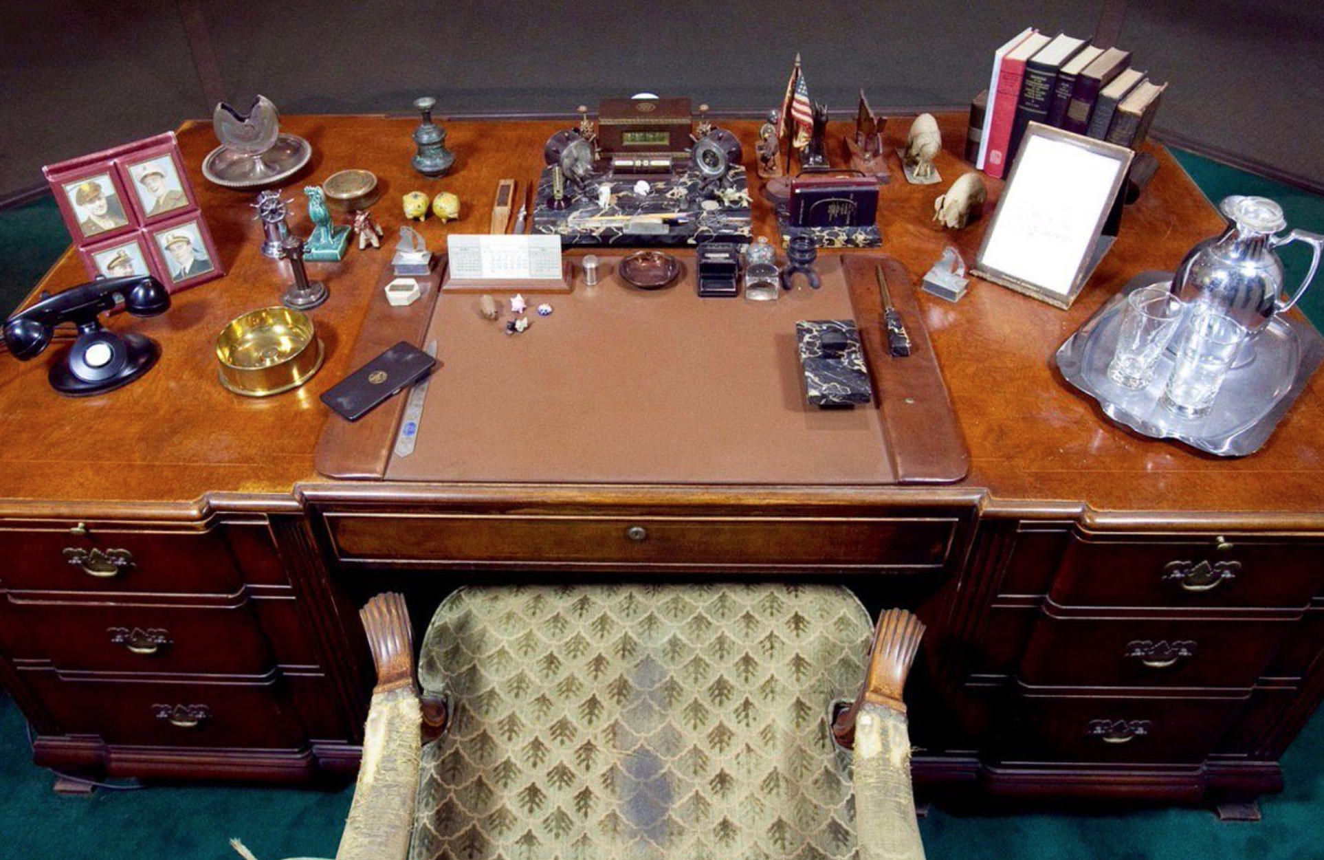 FDR's Oval Office desk before he died in 1945 r/pics