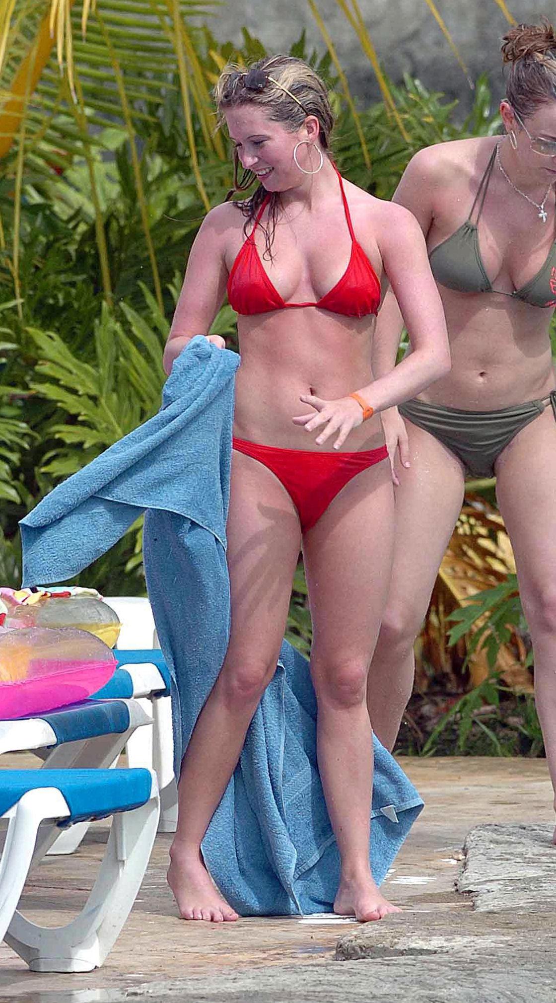 Kelly Taylor (Brooke Kinsella) in bikini : EastendersWomen