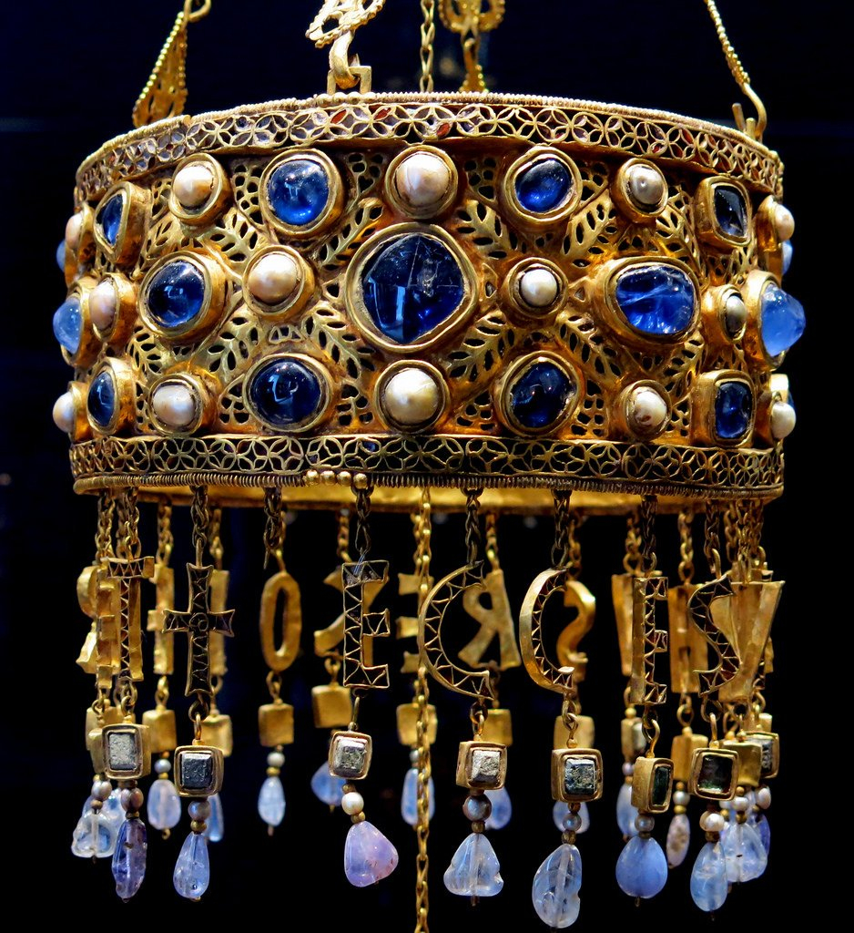 Votive crown (gold, pearls, sapphire), Spain (Visigoths) before 672 AD[1122x2693] r/ArtefactPorn