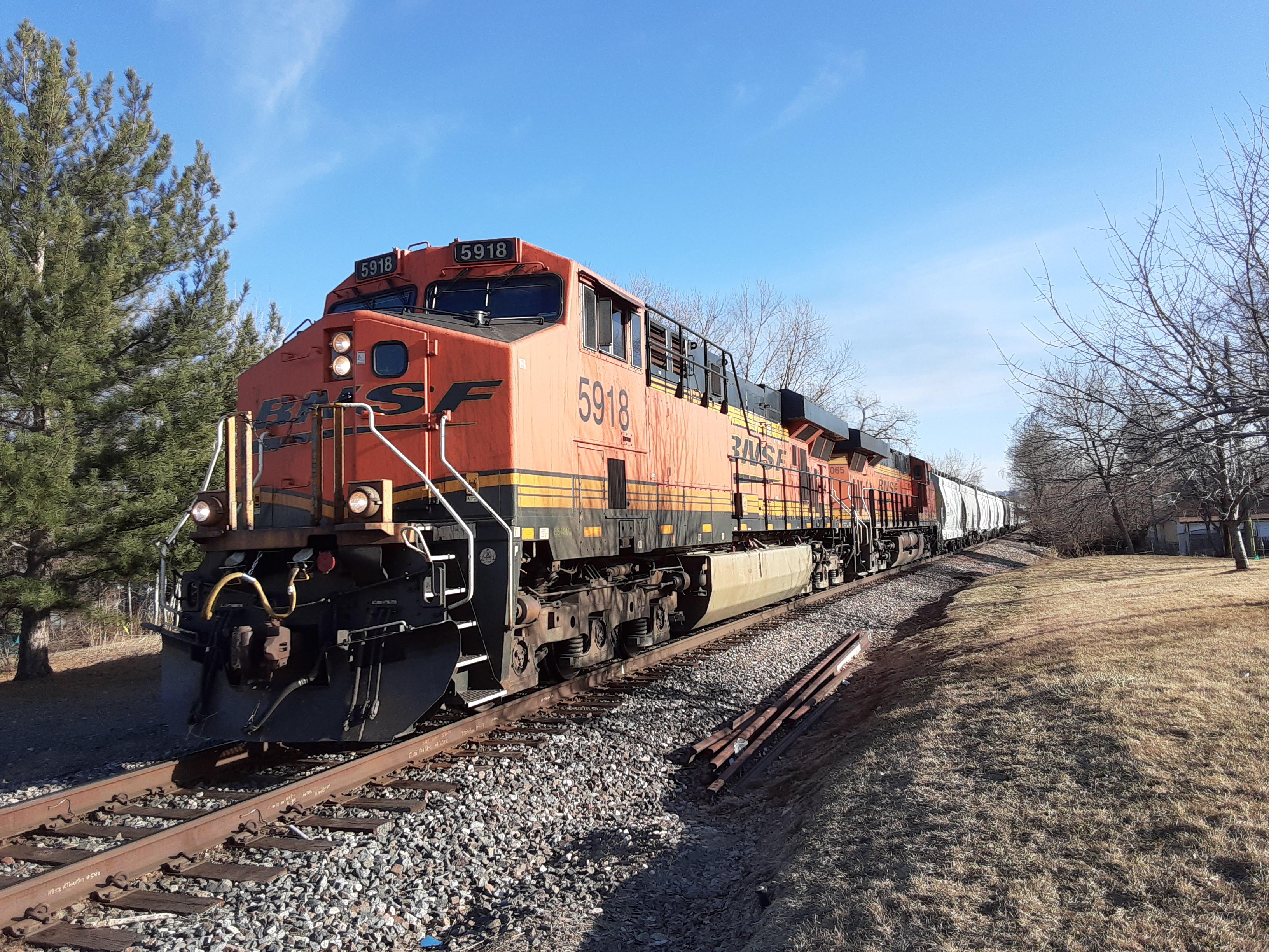 Photos you can hear. BNSF heading north r/trains