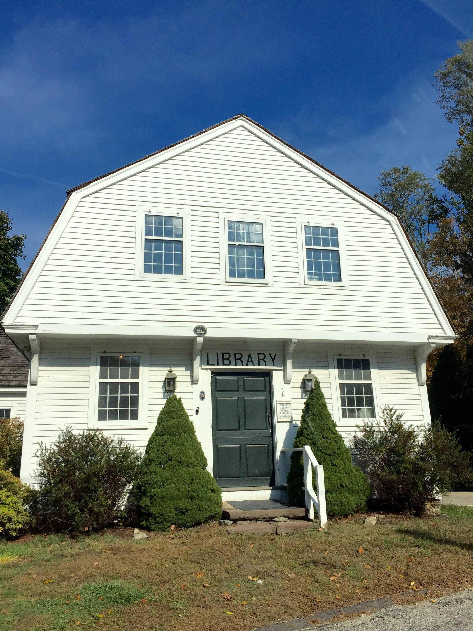 Sometimes smalltown libraries look so charming r/Libraries