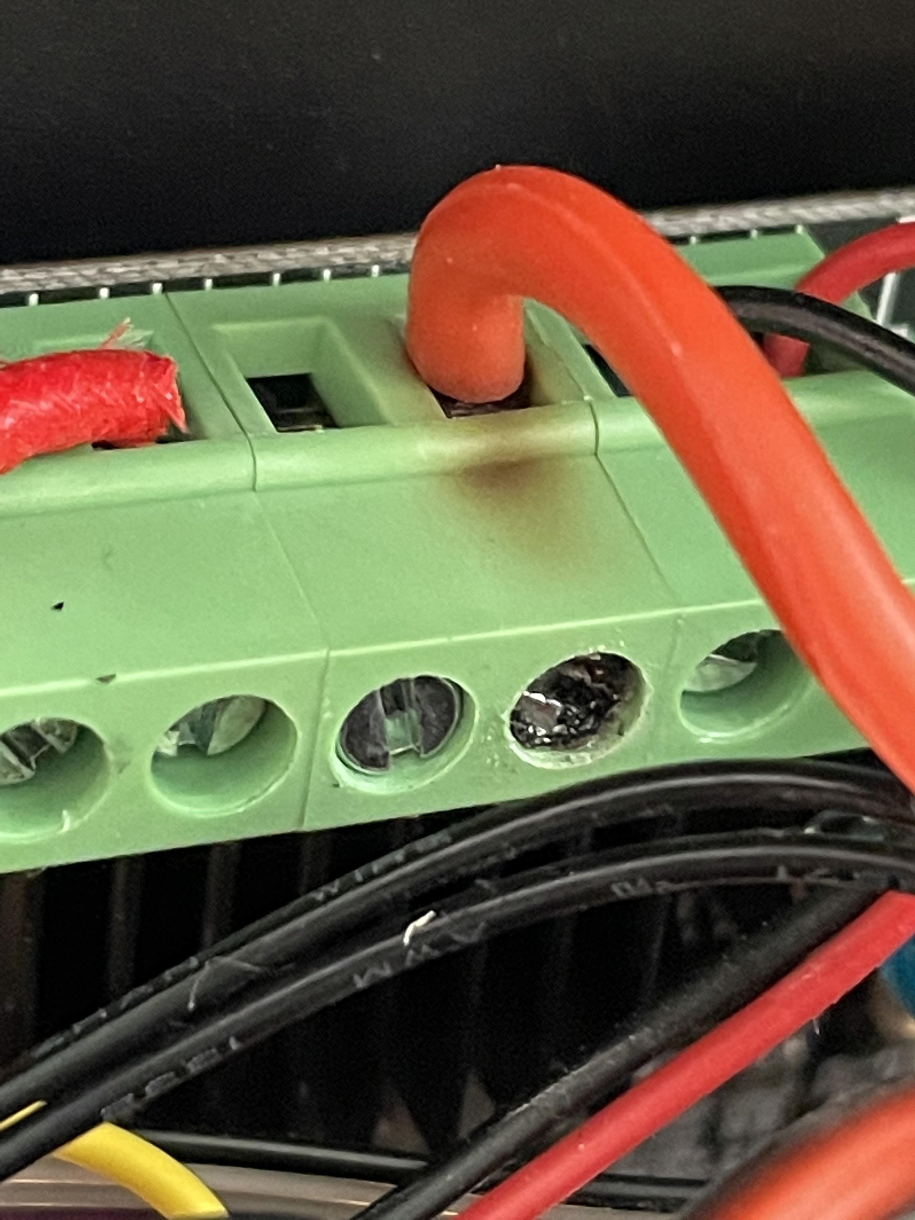 bed stopped heating, this is the cable leading to the motherboard, wont