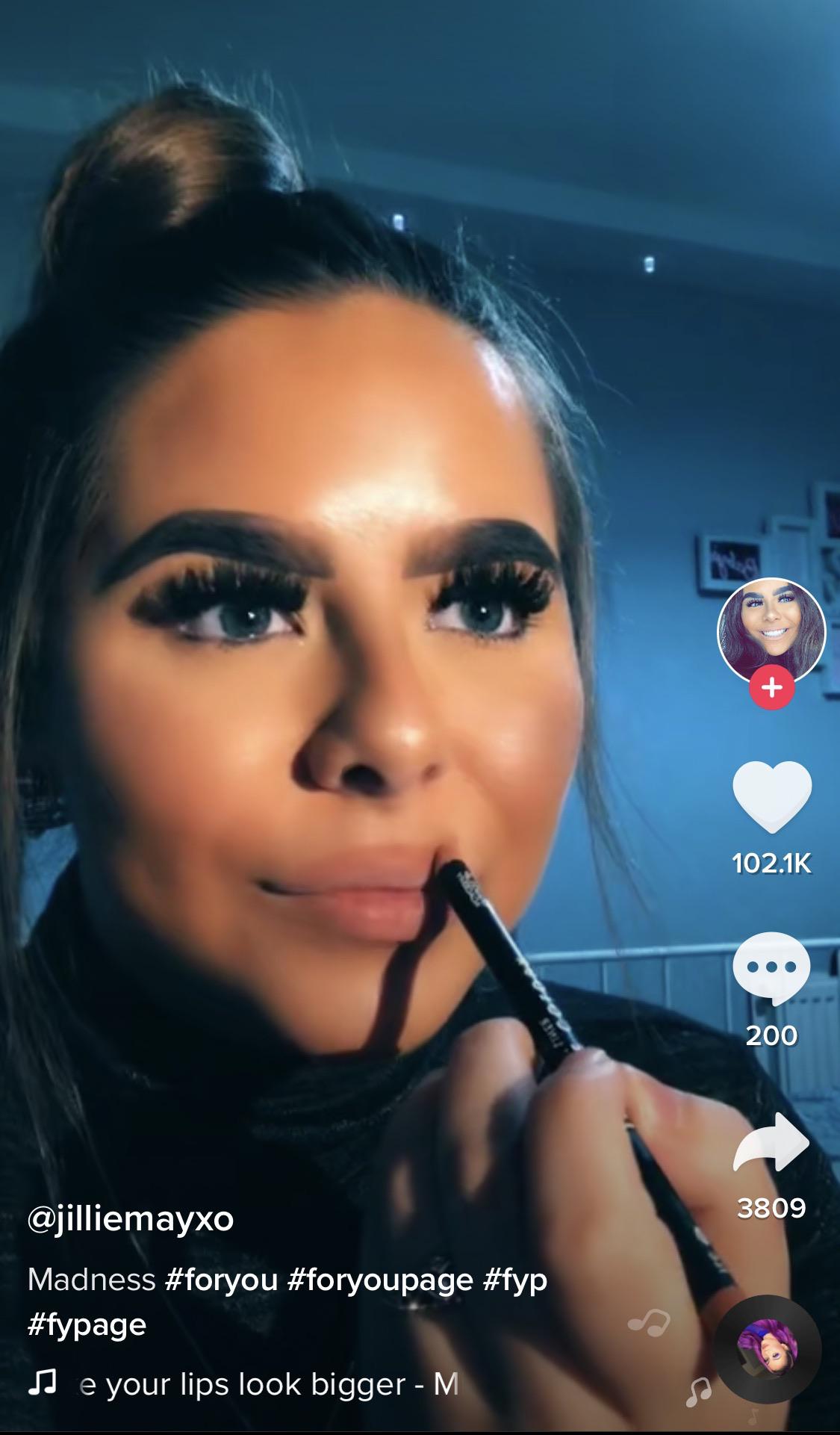 Oh those eyebrows and dust broom lashes I just can’t r/awfuleyebrows